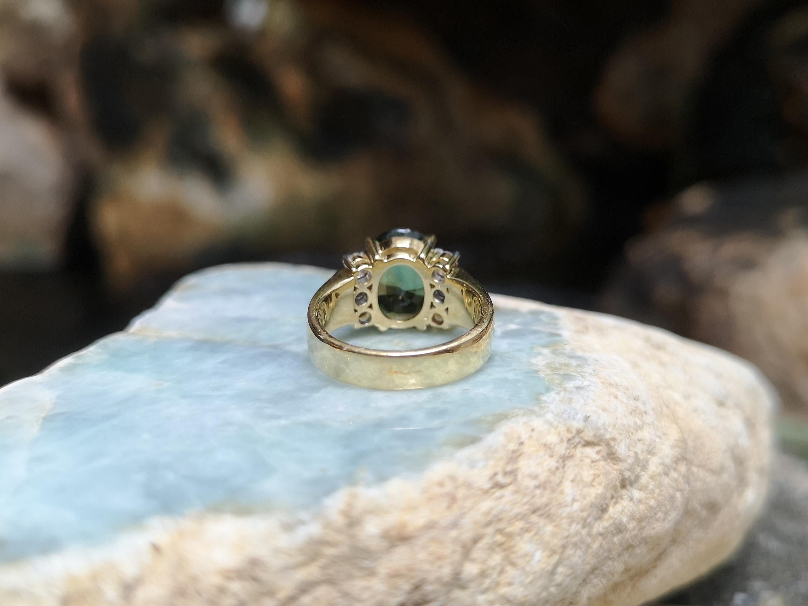 Bague en or 18 carats sertie d'un saphir vert et de diamants en vente 7
