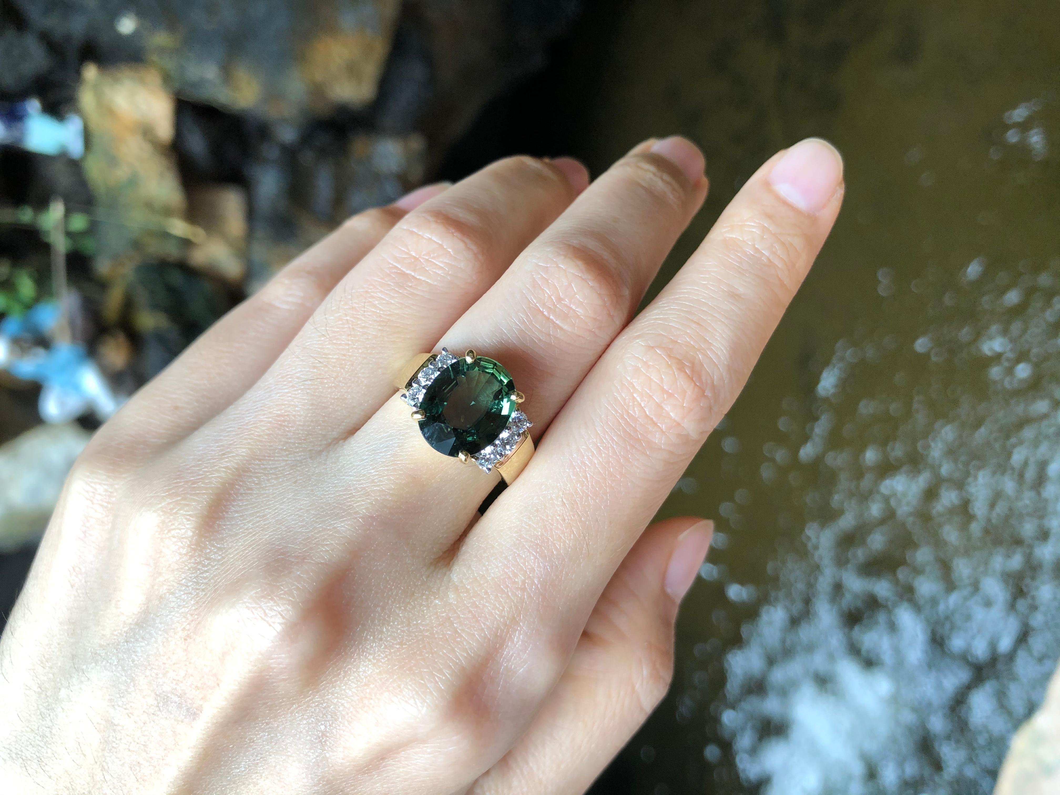 Bague avec saphir vert de 4,62 carats et diamant de 0,40 carat en or 18 carats

Largeur :  1.0 cm 
Longueur : 1,2 cm
Taille de l'anneau : 53
Poids total : 9,94 grammes

