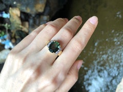 Bague en or 18 carats sertie d'un saphir vert et de diamants