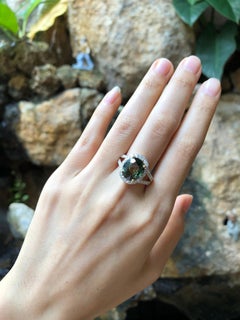 Bague en or 18 carats sertie de saphirs verts et de diamants