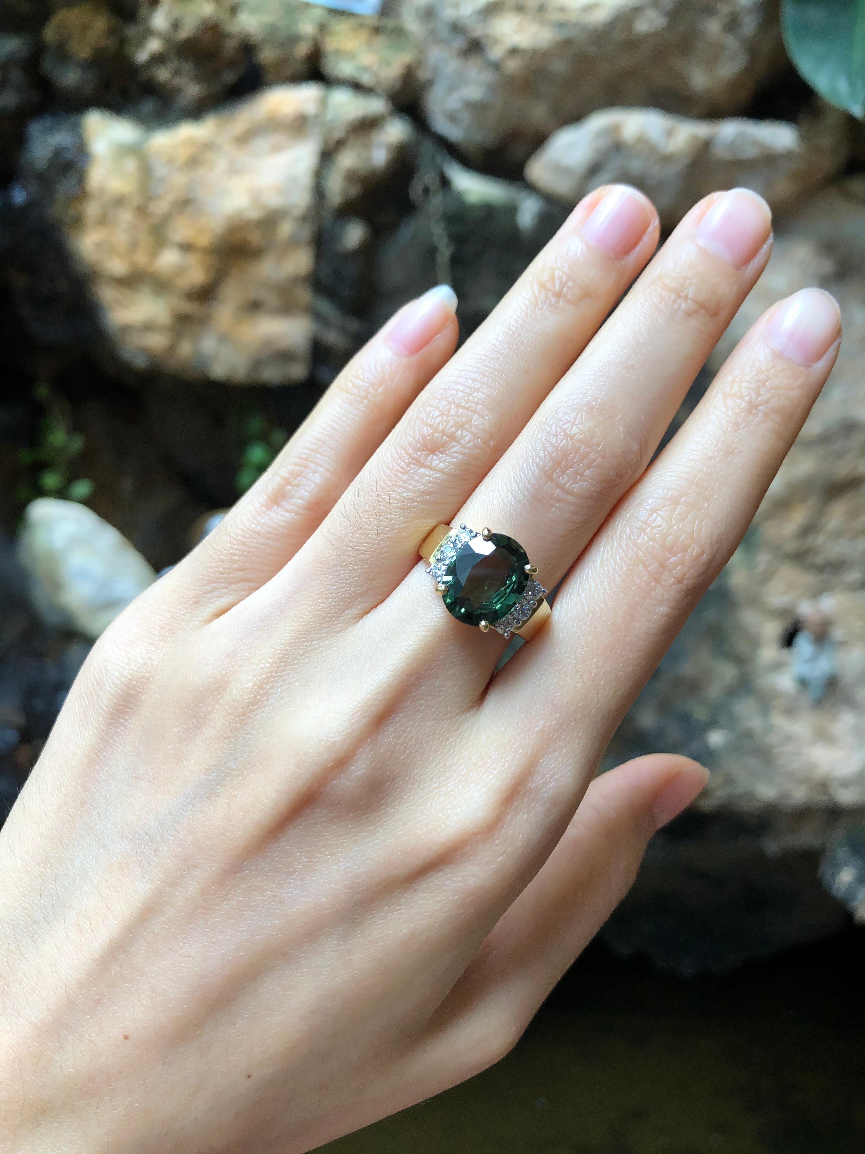 Contemporain Bague en or 18 carats sertie d'un saphir vert et de diamants en vente
