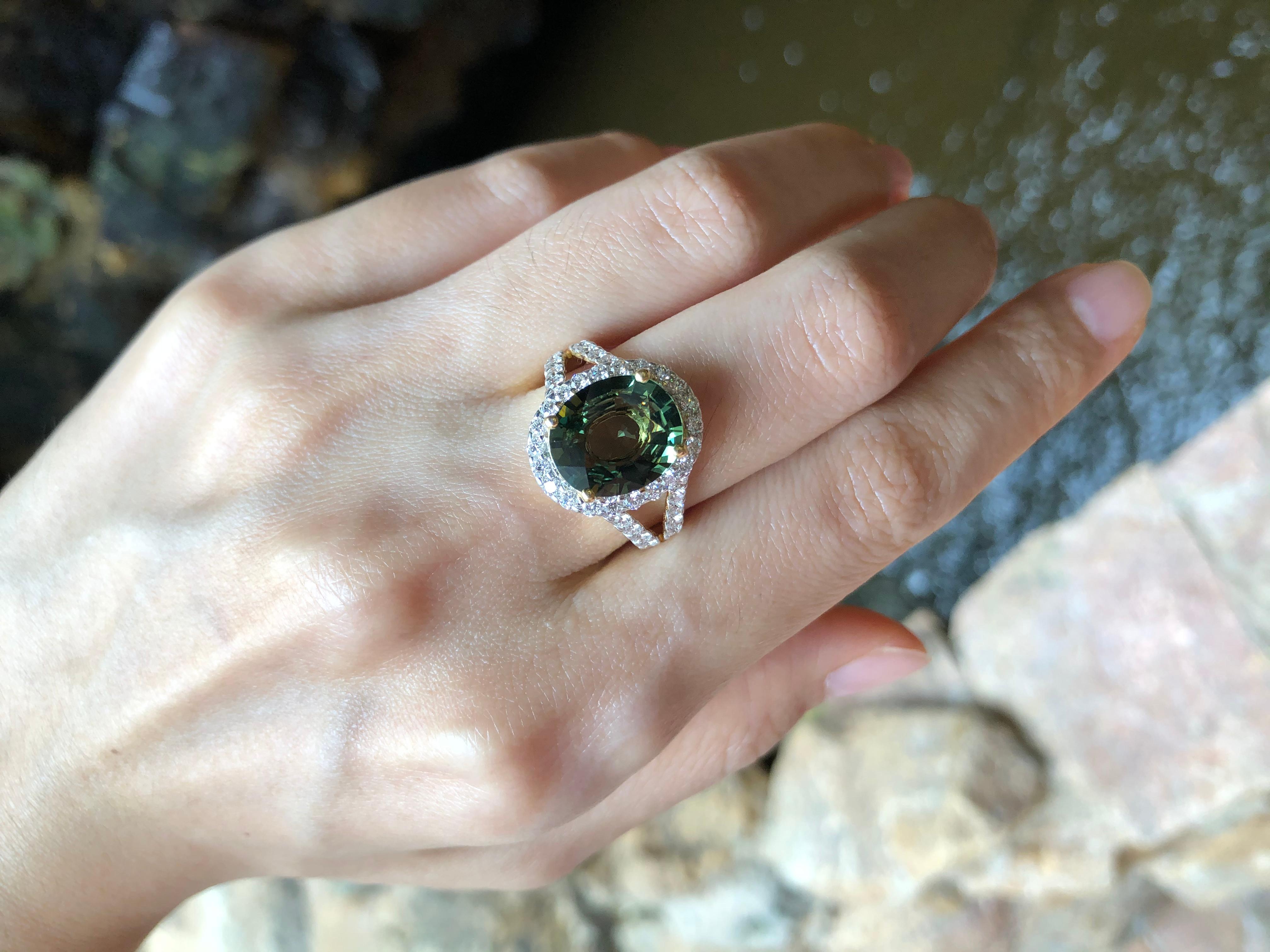Contemporary Green Sapphire with Diamond Ring Set in 18 Karat Gold Settings For Sale