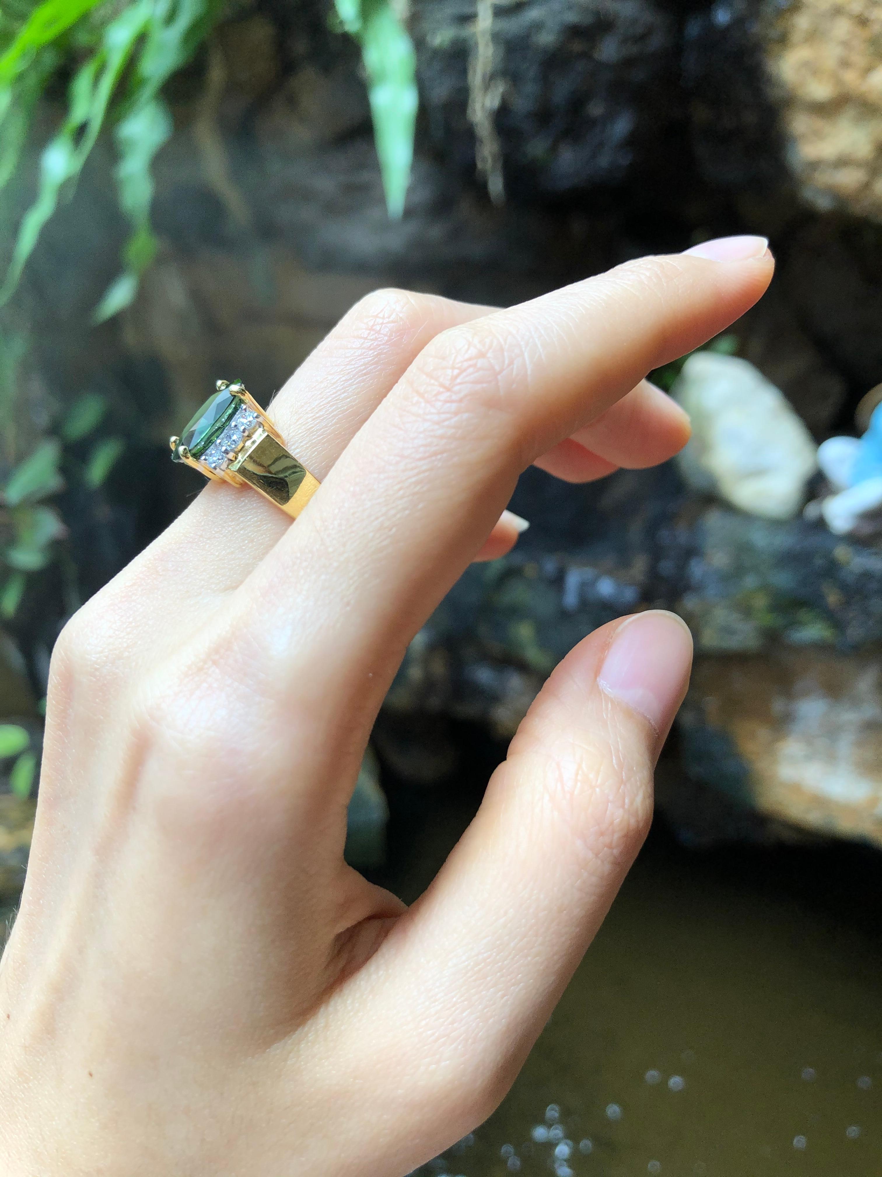 Taille ovale Bague en or 18 carats sertie d'un saphir vert et de diamants en vente
