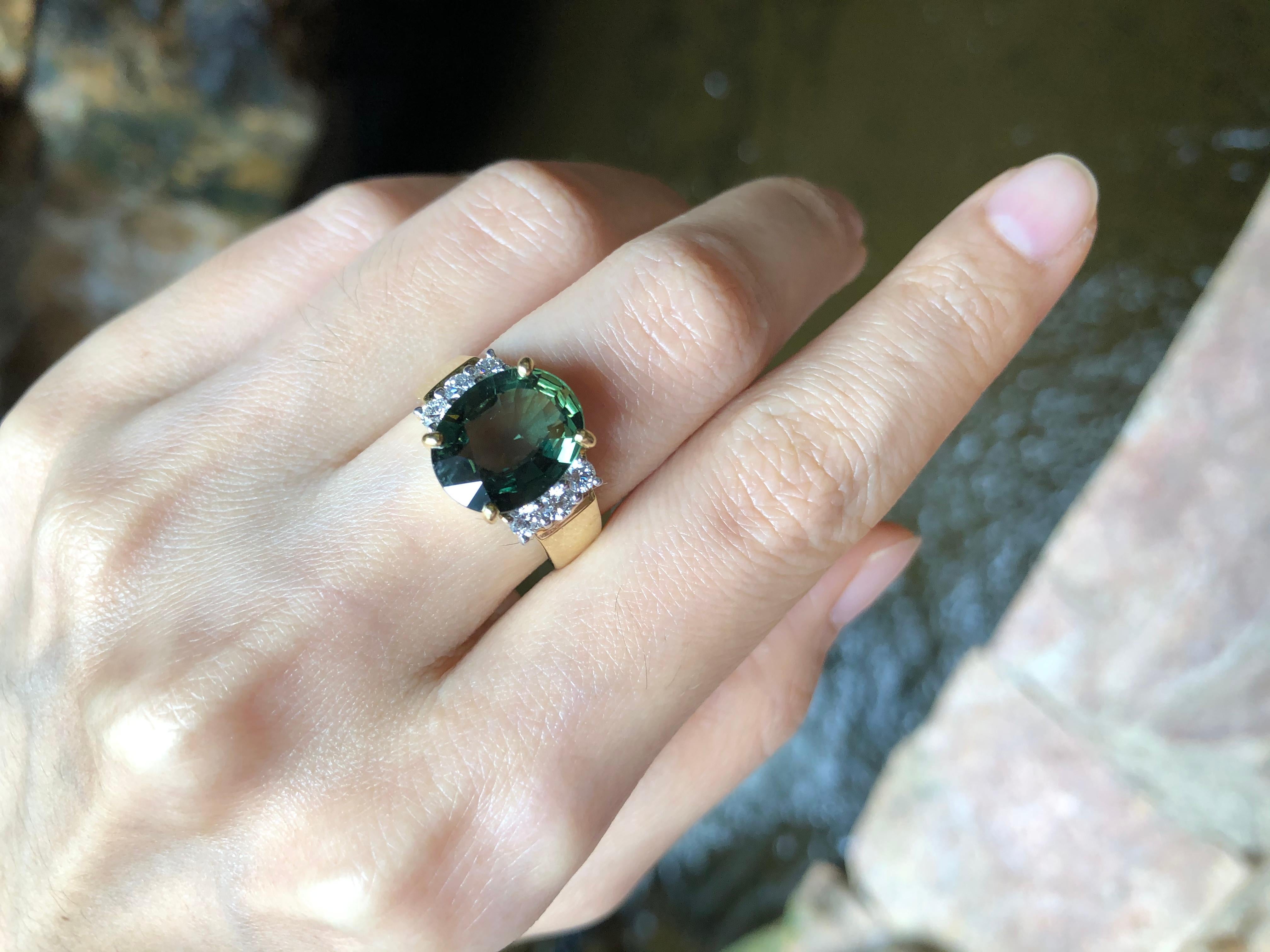 Bague en or 18 carats sertie d'un saphir vert et de diamants Neuf - En vente à Bangkok, TH