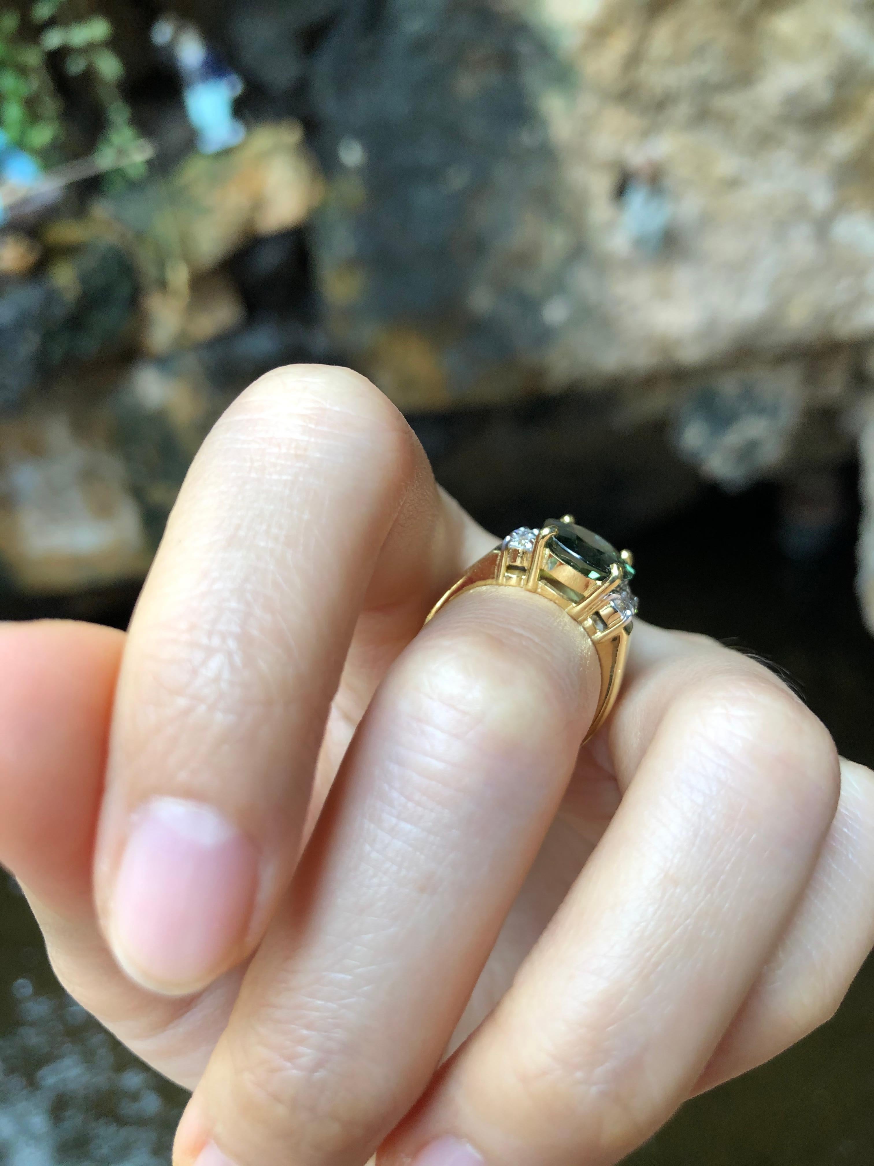 Contemporary Green Sapphire with Diamond Ring Set in 18 Karat Gold Settings For Sale