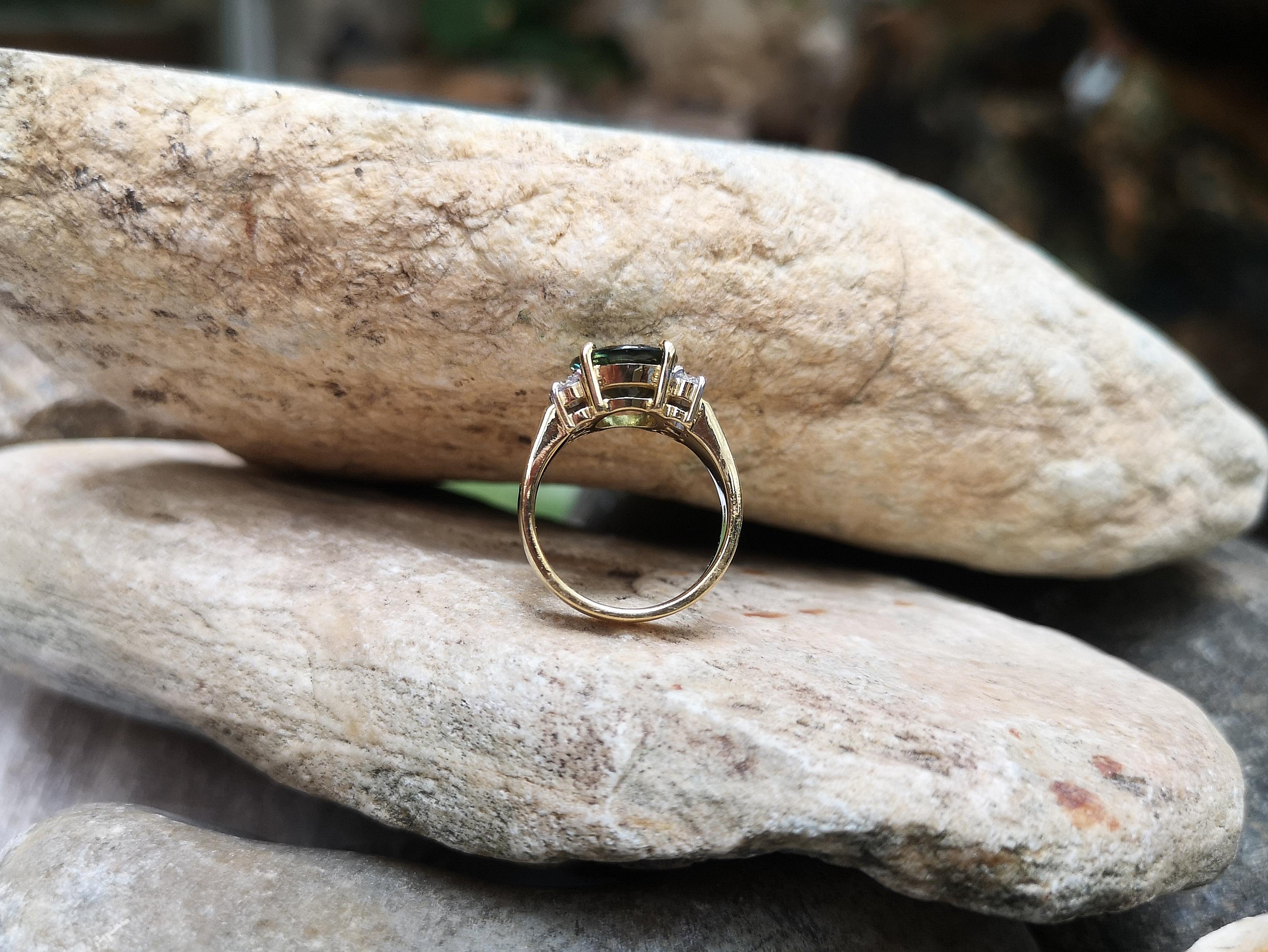 Bague en or 18 carats sertie d'un saphir vert et de diamants en vente 1