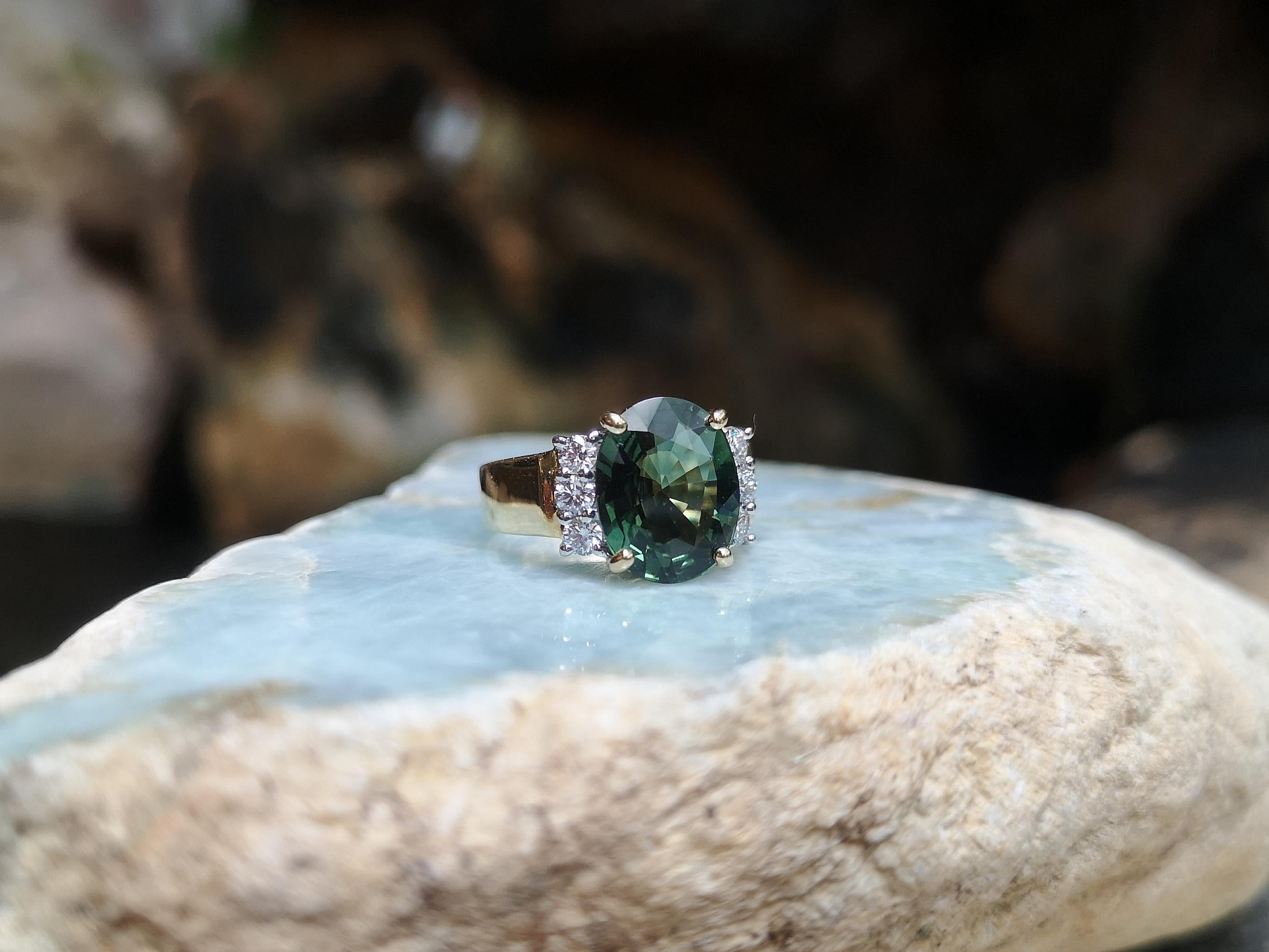 Bague en or 18 carats sertie d'un saphir vert et de diamants en vente 2