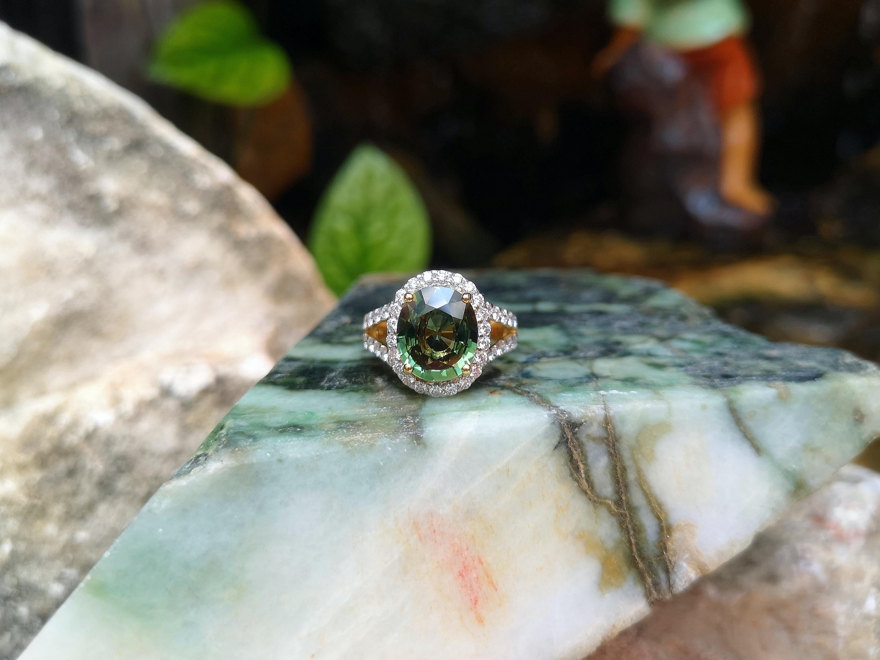 Green Sapphire with Diamond Ring Set in 18 Karat Gold Settings For Sale 1