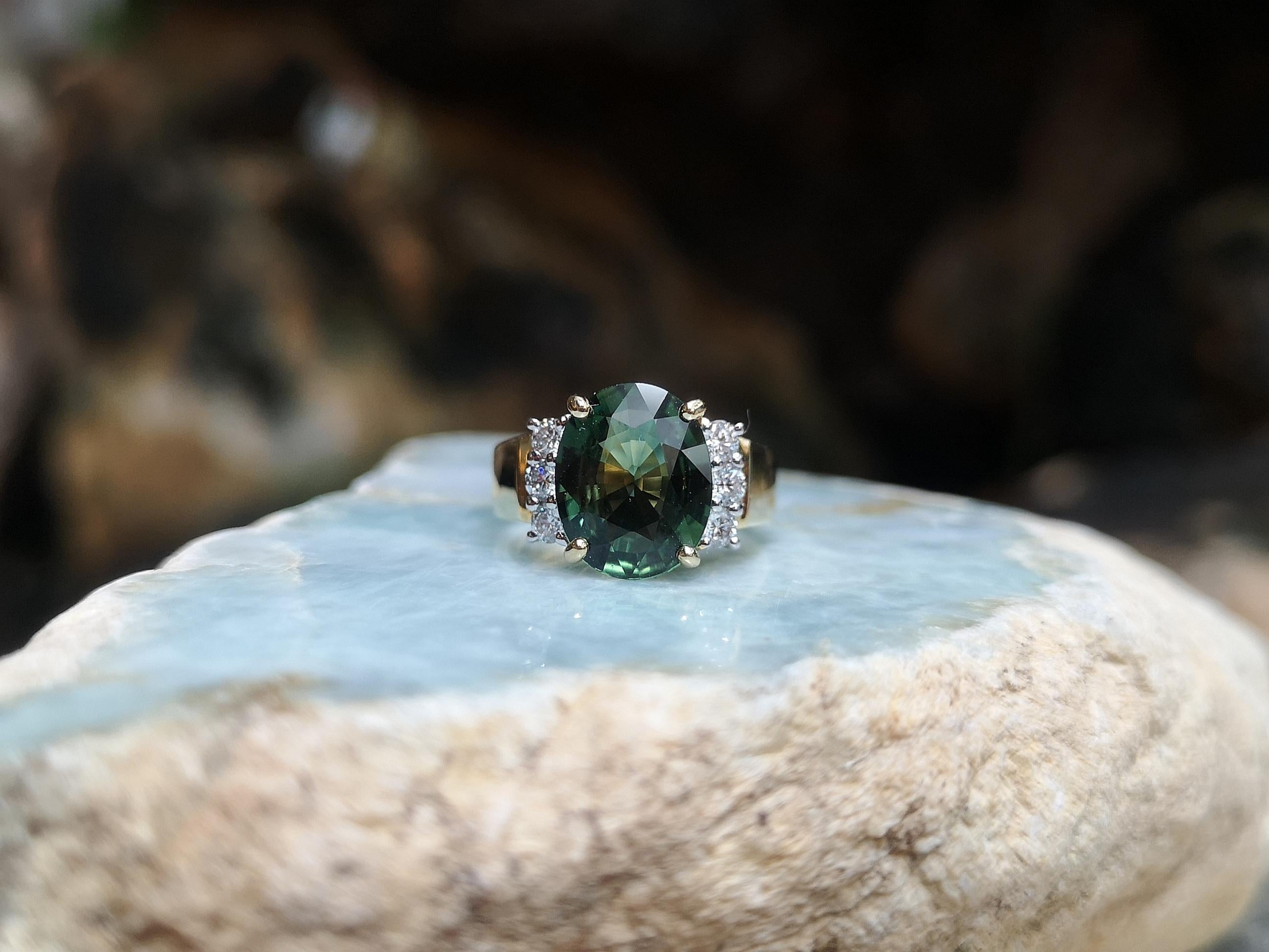 Bague en or 18 carats sertie d'un saphir vert et de diamants en vente 3