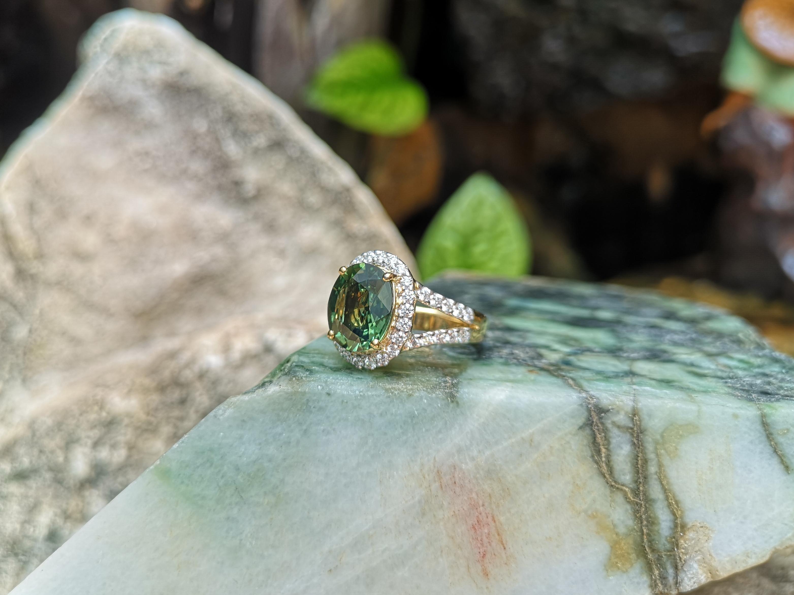 Green Sapphire with Diamond Ring Set in 18 Karat Gold Settings For Sale 2