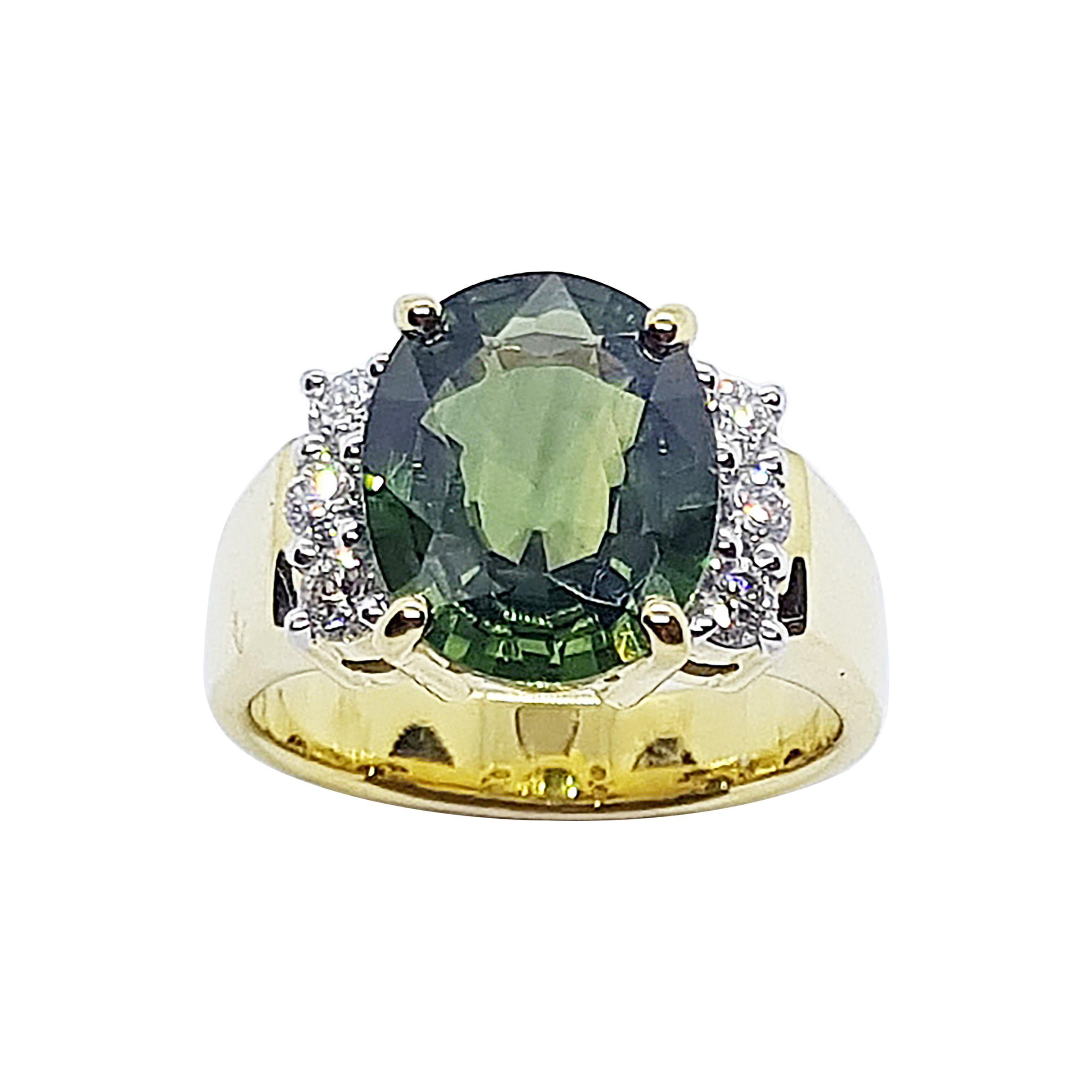 Bague en or 18 carats sertie d'un saphir vert et de diamants