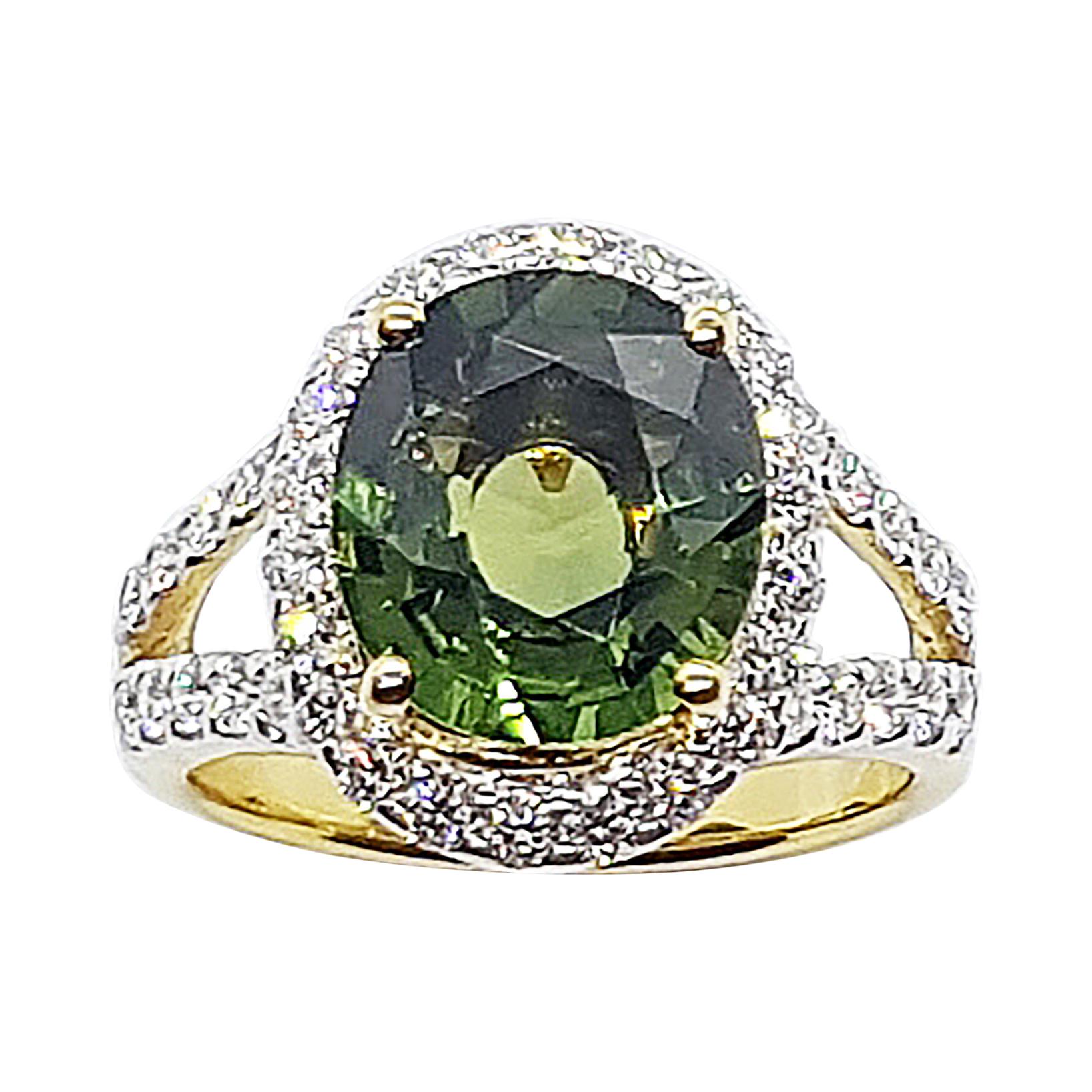 Green Sapphire with Diamond Ring Set in 18 Karat Gold Settings For Sale