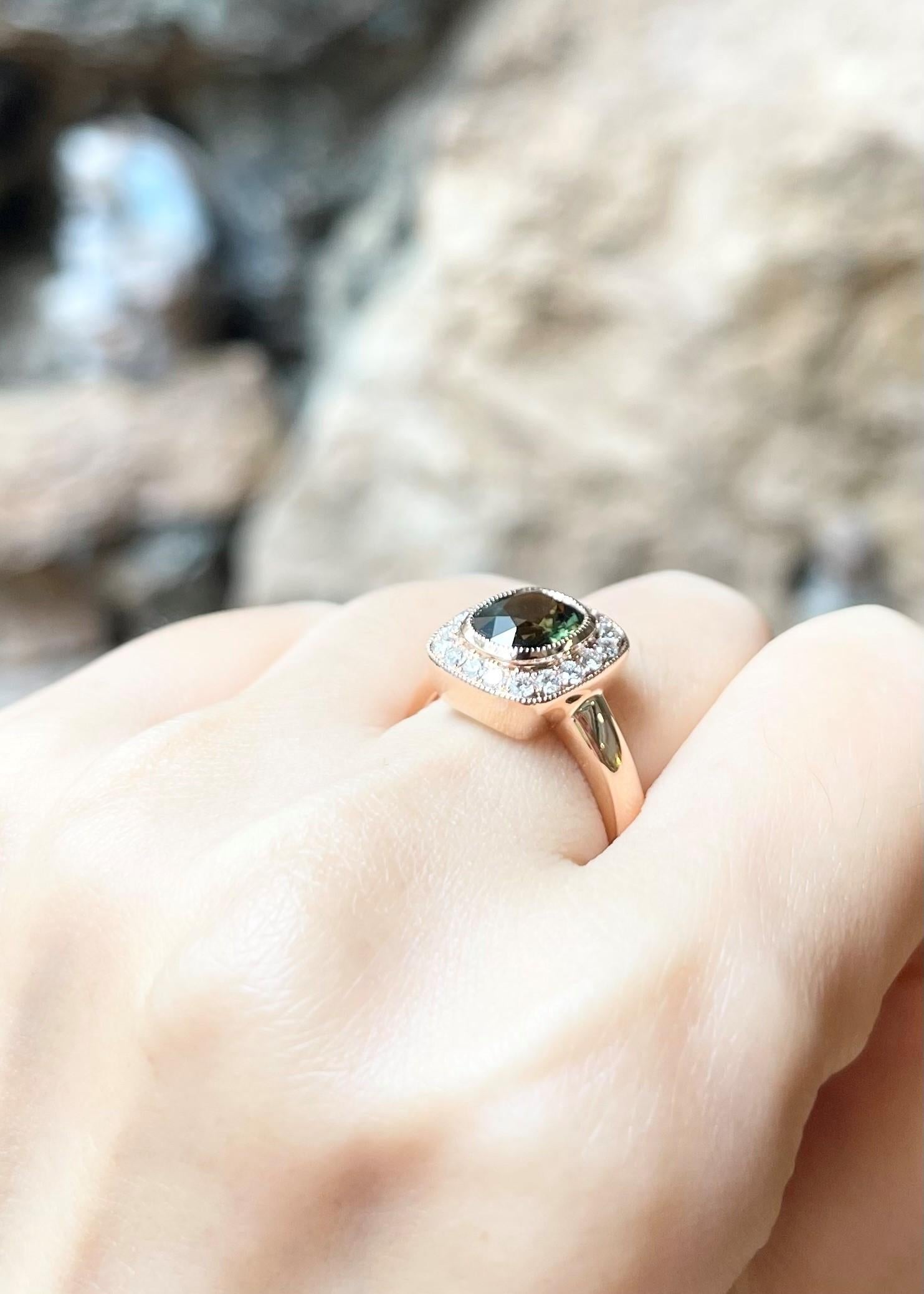 Contemporary Green Sapphire with Diamond Ring set in 18K Rose Gold Settings For Sale
