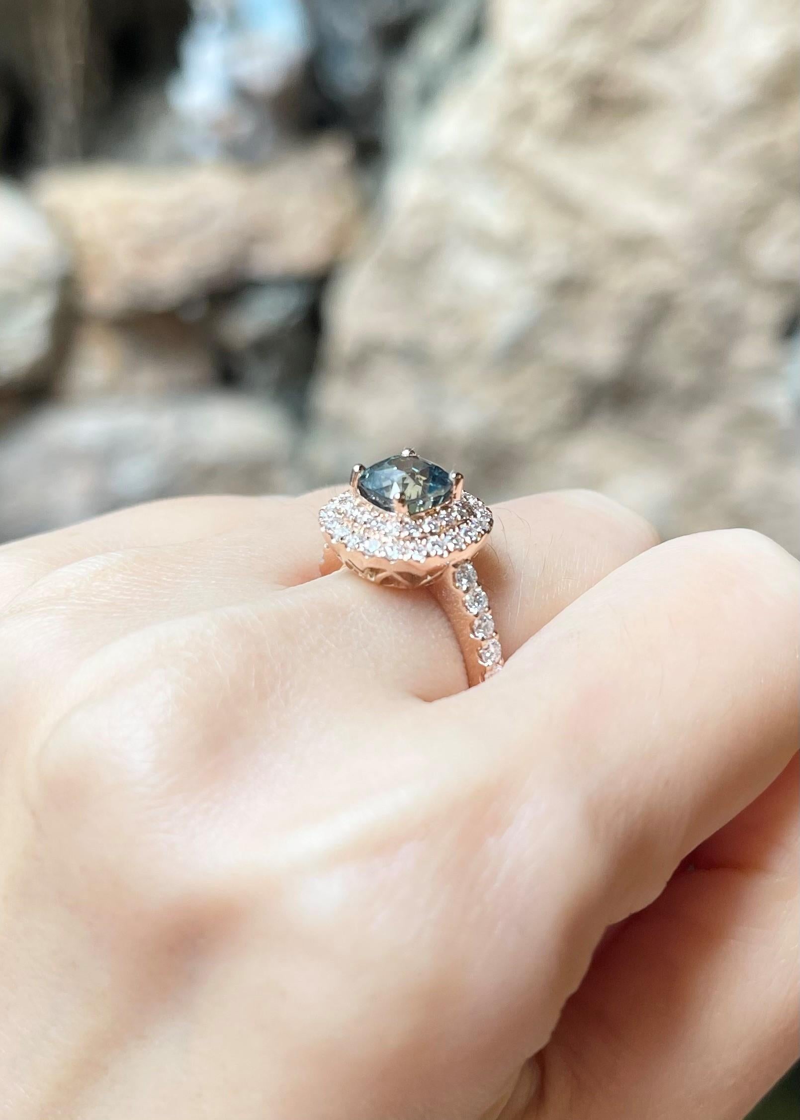 Certified Unheated Green Sapphire with Diamond Ring set in 18K Rose Gold In New Condition For Sale In Bangkok, TH