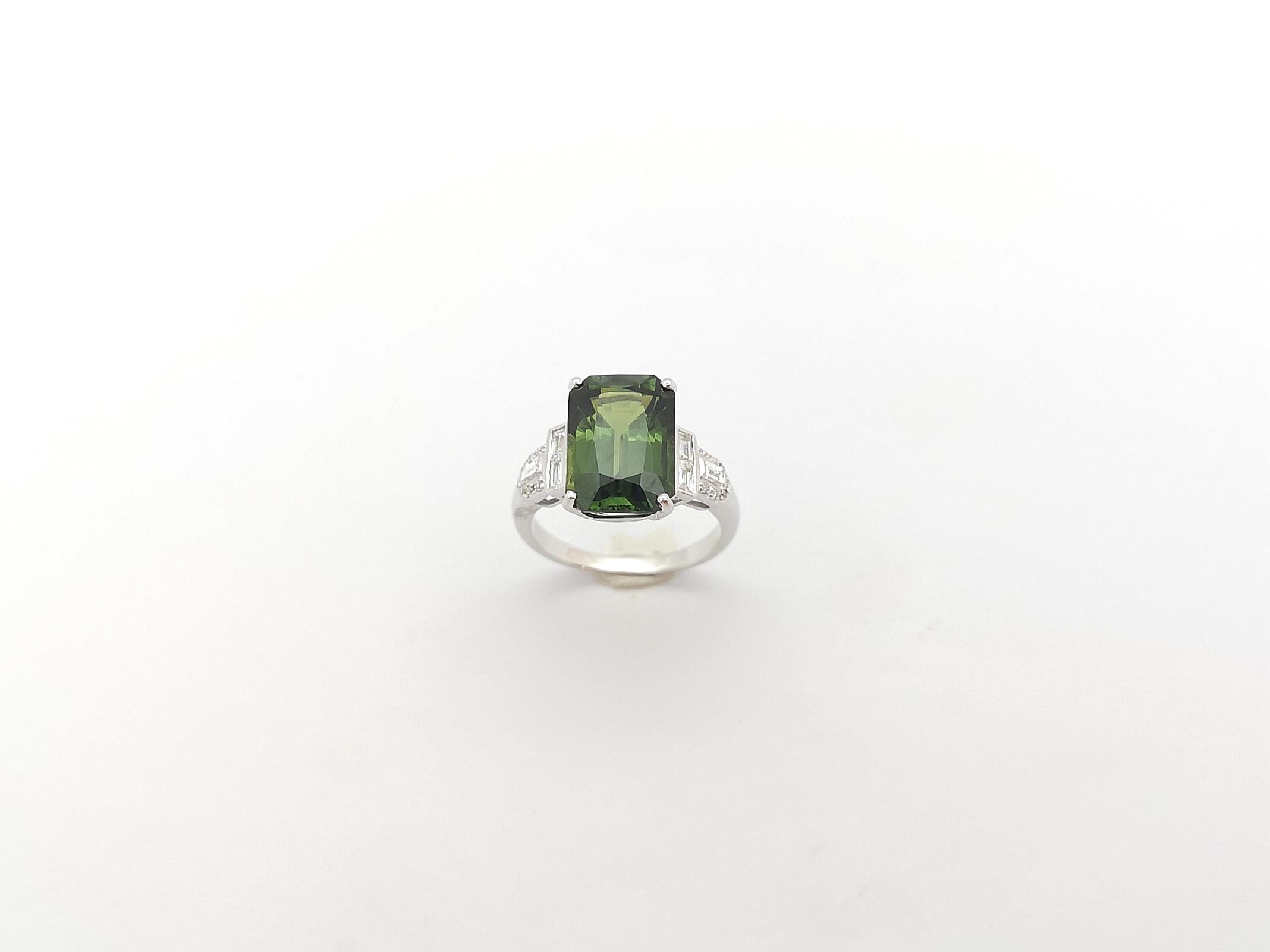 Green Sapphire with Diamond Ring set in 18K White Gold Settings For Sale 4