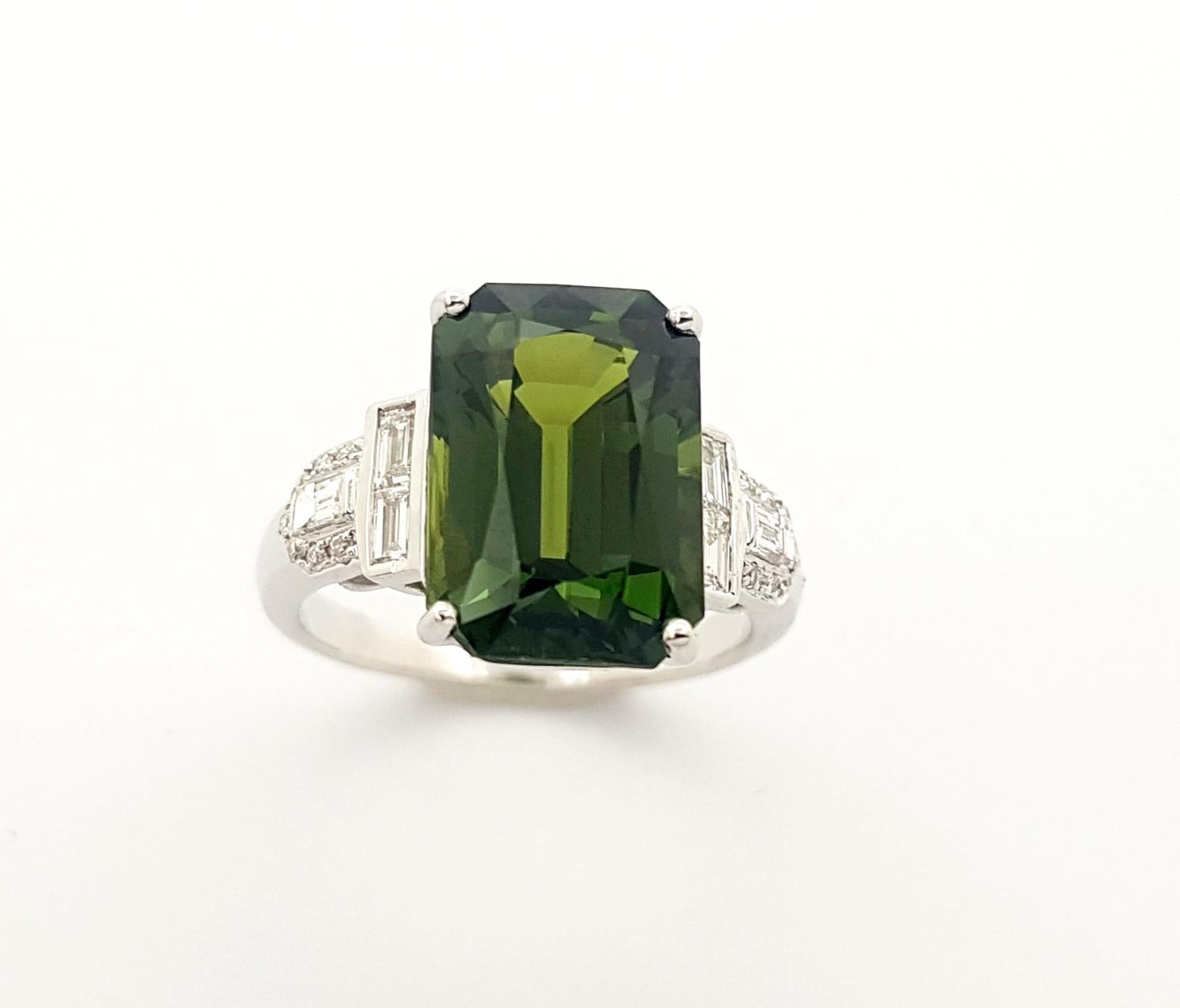 Green Sapphire with Diamond Ring set in 18K White Gold Settings For Sale 6