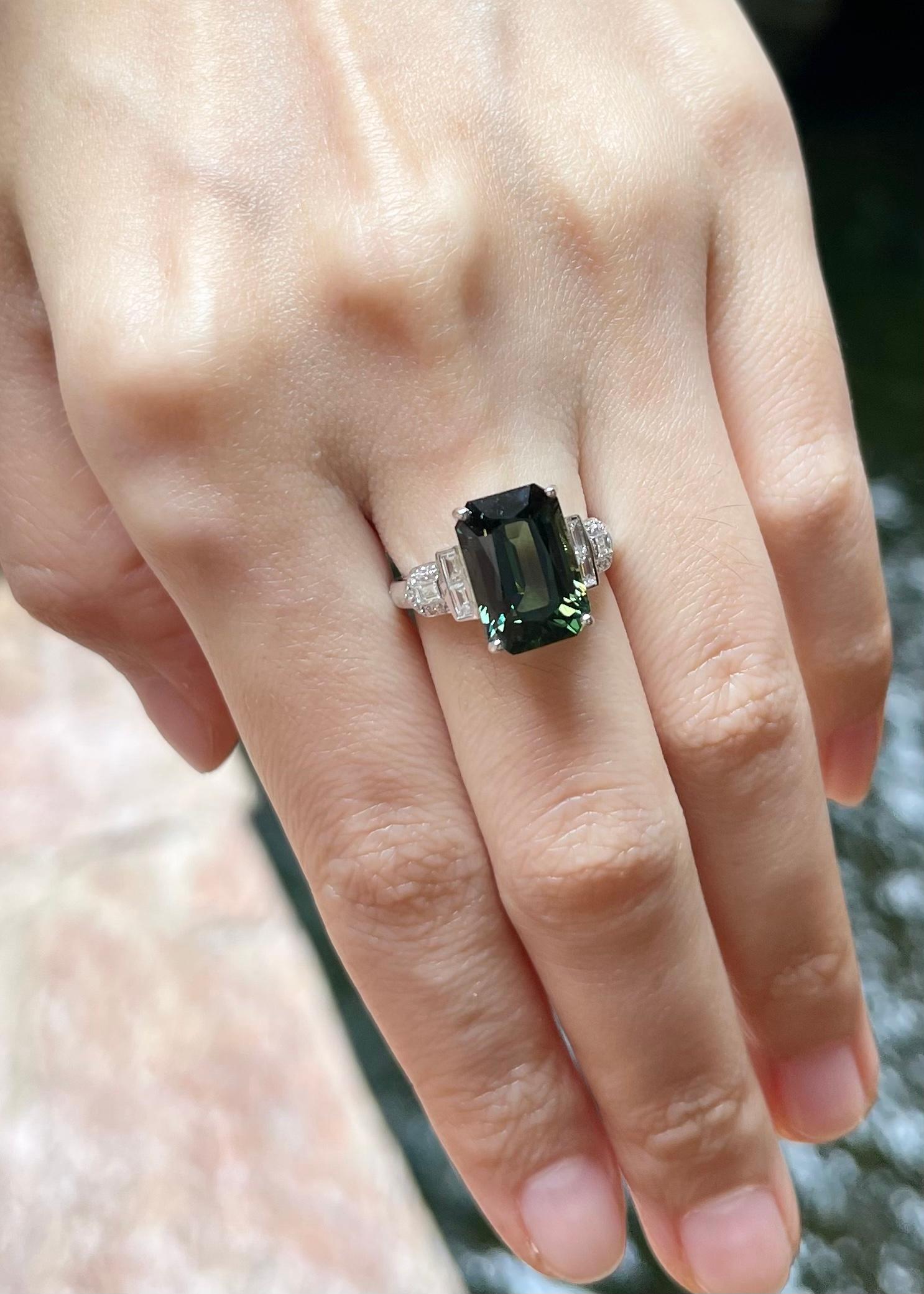 Green Sapphire with Diamond Ring set in 18K White Gold Settings In New Condition For Sale In Bangkok, TH