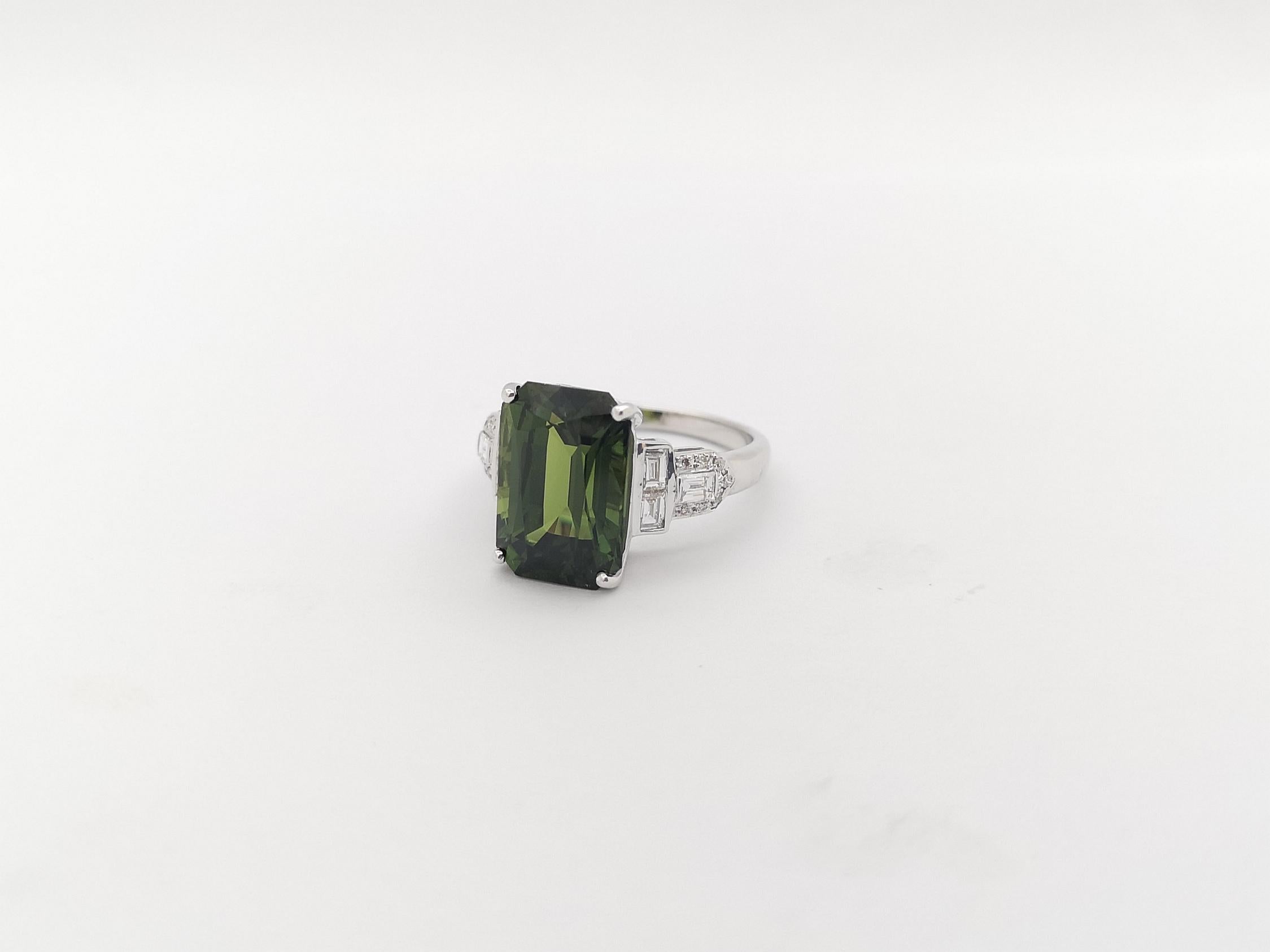 Green Sapphire with Diamond Ring set in 18K White Gold Settings For Sale 3