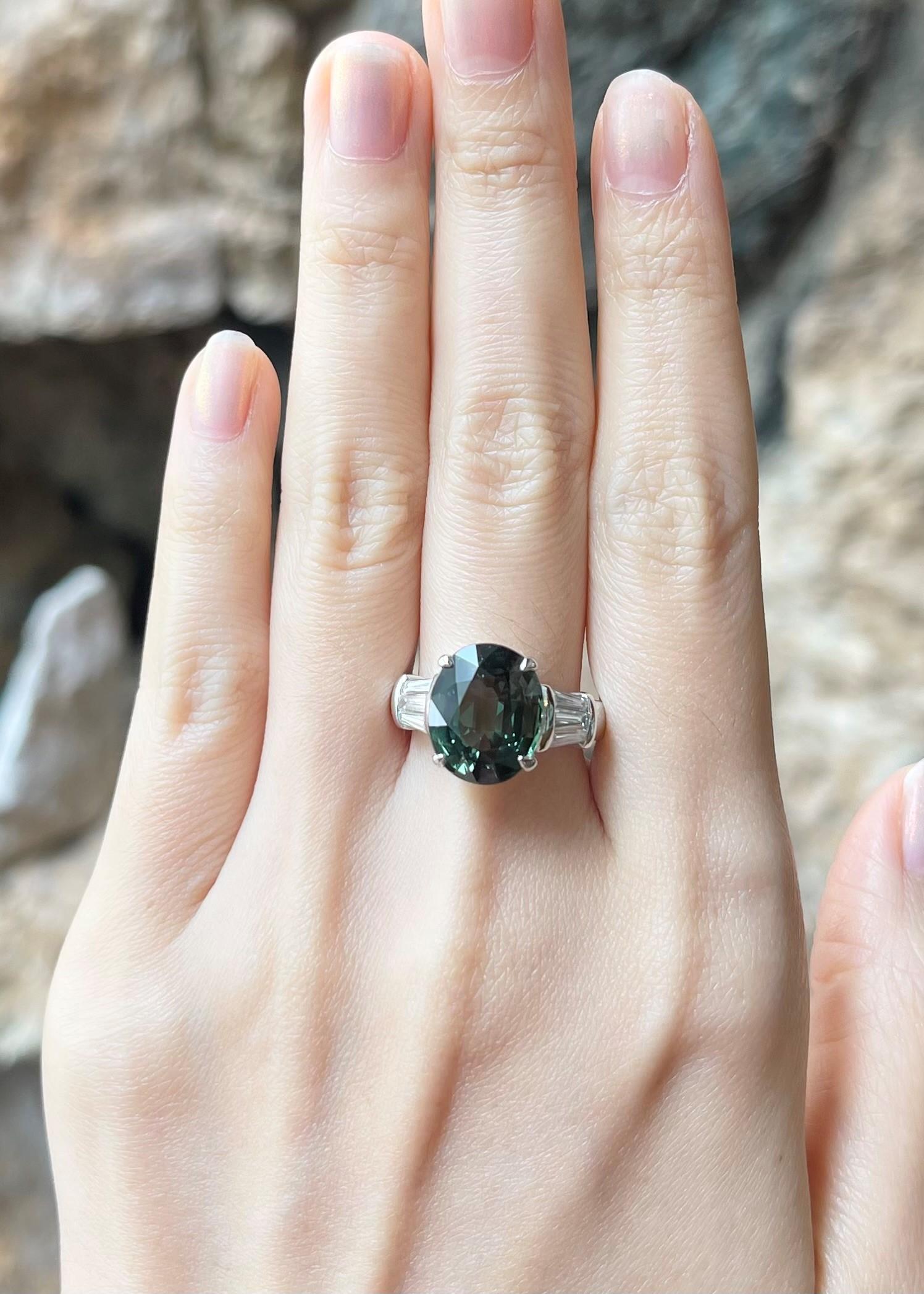 Green Sapphire with Diamond Ring set in Platinum 950 Settings In New Condition For Sale In Bangkok, TH