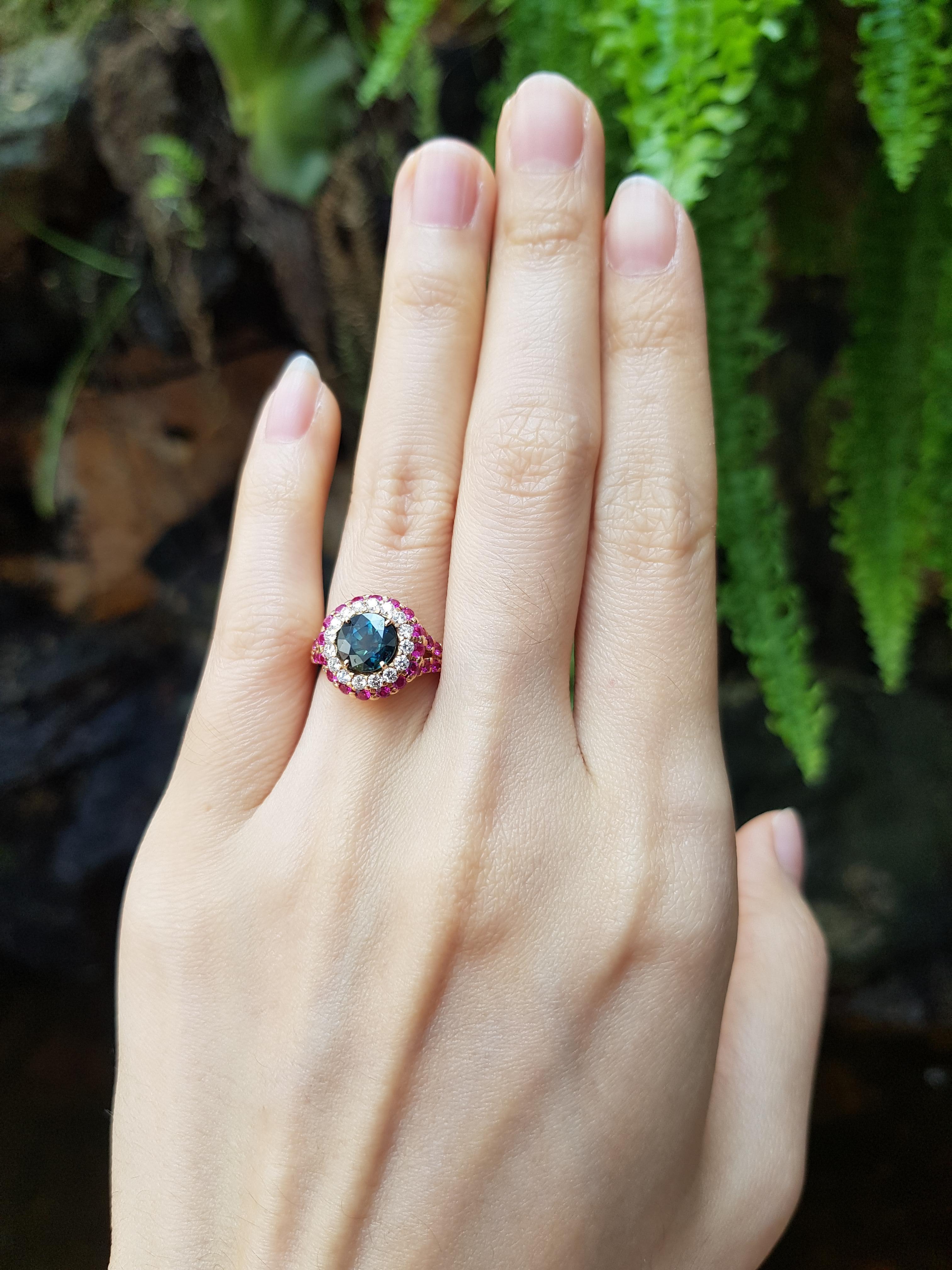 Round Cut Green Sapphire, Pink Sapphire and Diamond Ring Set in 18K Rose Gold For Sale 2