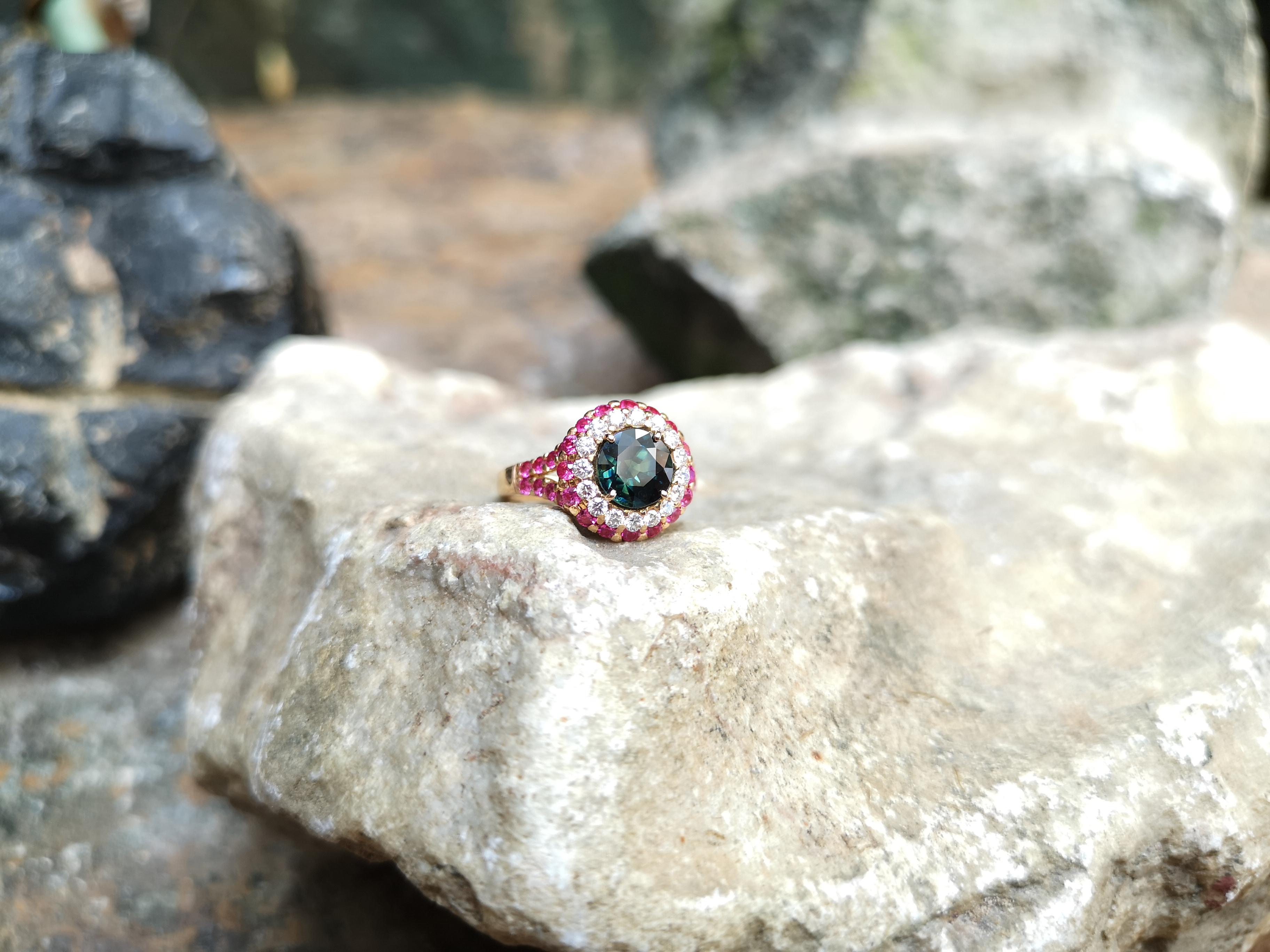 Round Cut Green Sapphire, Pink Sapphire and Diamond Ring Set in 18K Rose Gold For Sale 1