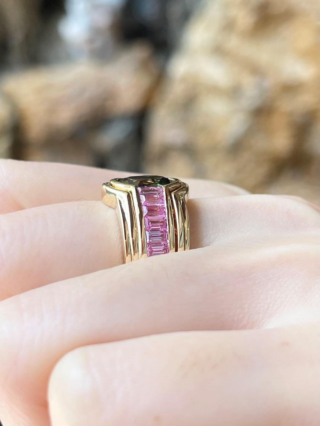 Contemporary Green Sapphire with Pink Sapphire Ring set in 18K Gold Settings For Sale