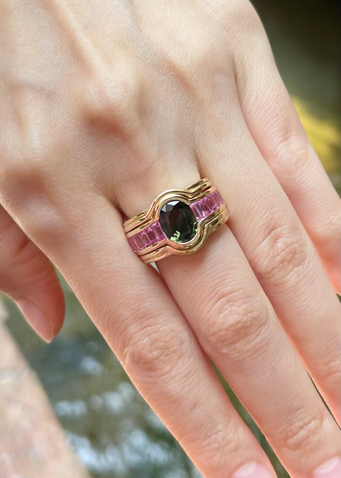 Green Sapphire with Pink Sapphire Ring set in 18K Gold Settings In New Condition For Sale In Bangkok, TH