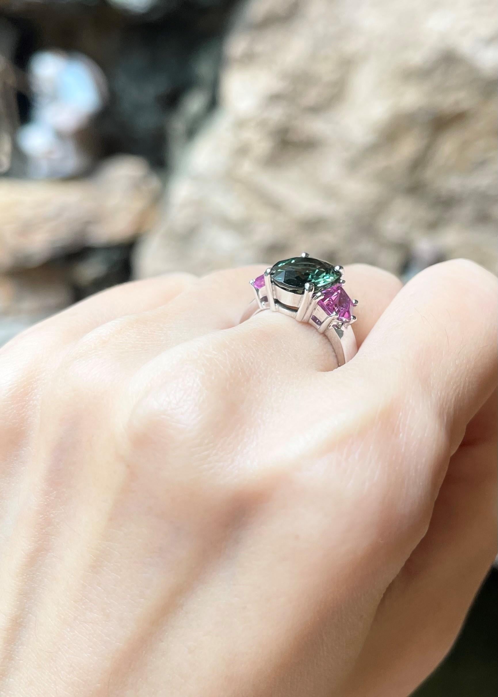 Green Sapphire 4.36 carats with Pink Sapphire 1.86 carats Ring set in 18K White Gold Settings 

Width:  1.8 cm 
Length: 1.1 cm
Ring Size: 54
Total Weight: 8.25 grams

Green Sapphire
Width:  0.8 cm 
Length: 1.1 cm

