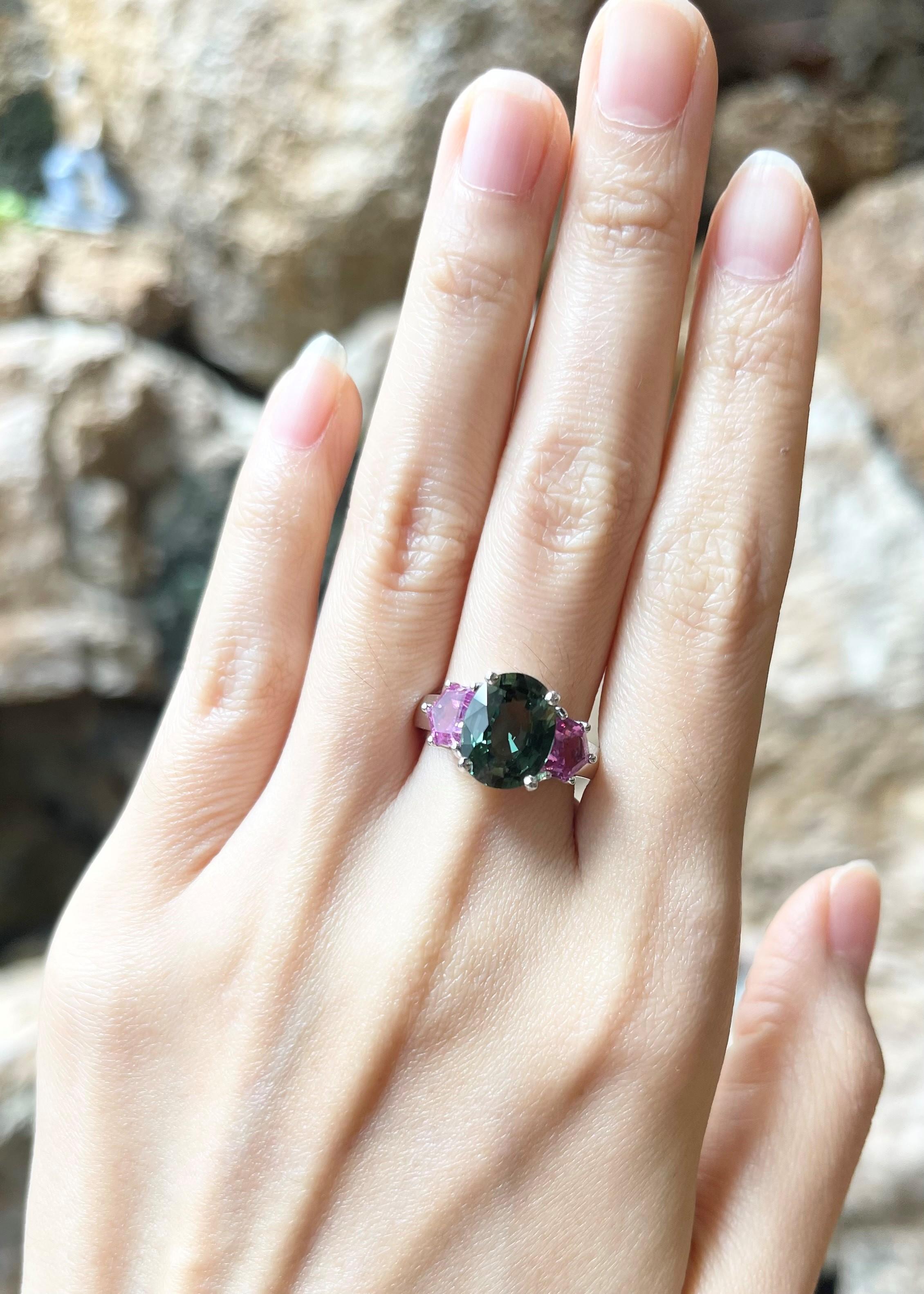 Green Sapphire with Pink Sapphire Ring set in 18K White Gold Settings  In New Condition For Sale In Bangkok, TH