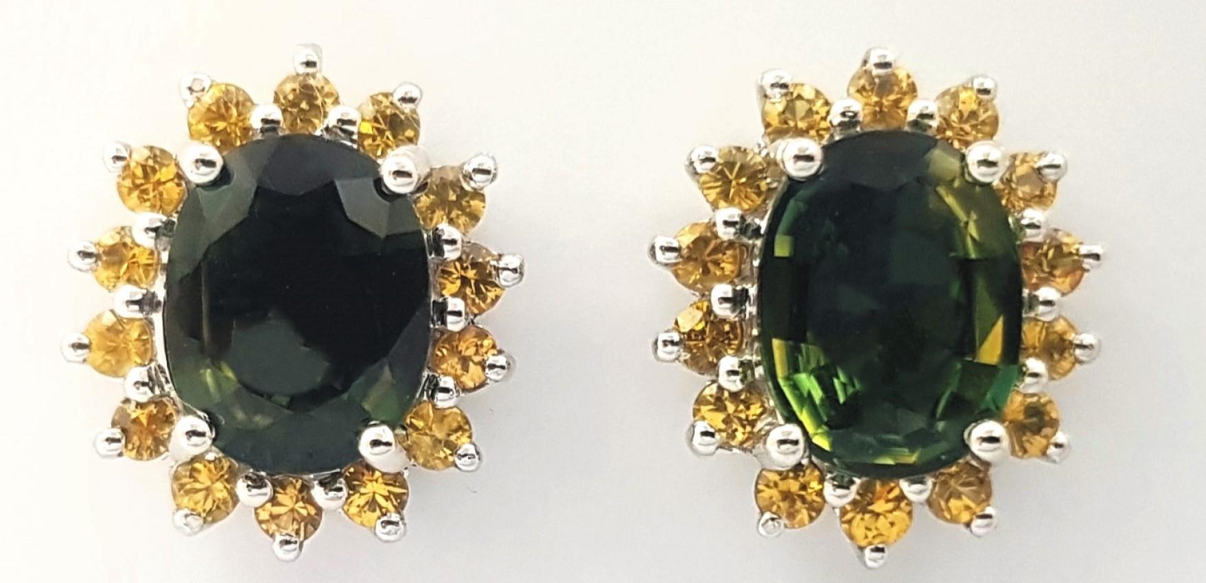 Contemporaneo Orecchini con zaffiro verde e zaffiro giallo incastonati in oro bianco 14K in vendita