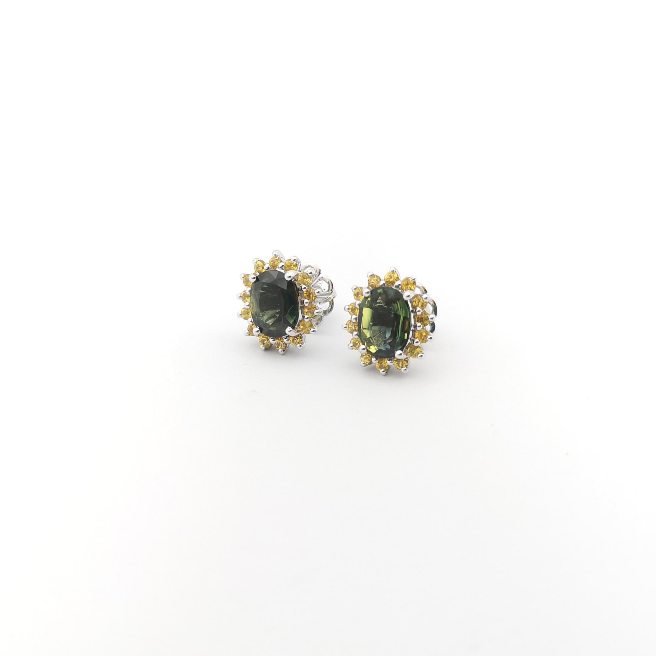 Taglio ovale Orecchini con zaffiro verde e zaffiro giallo incastonati in oro bianco 14K in vendita