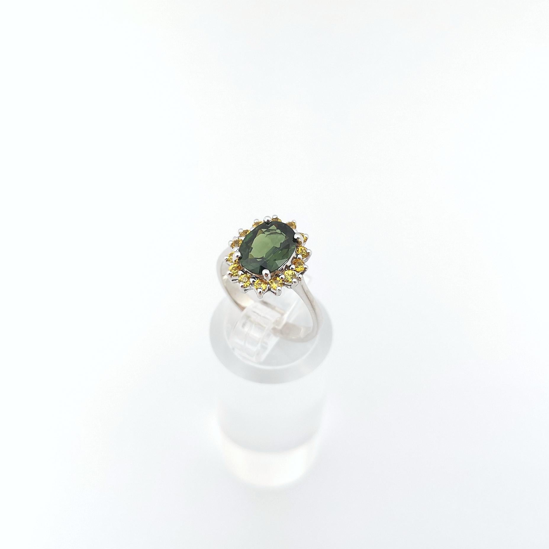 Green Sapphire with Yellow Sapphire Ring set in 14K White Gold Settings For Sale 4