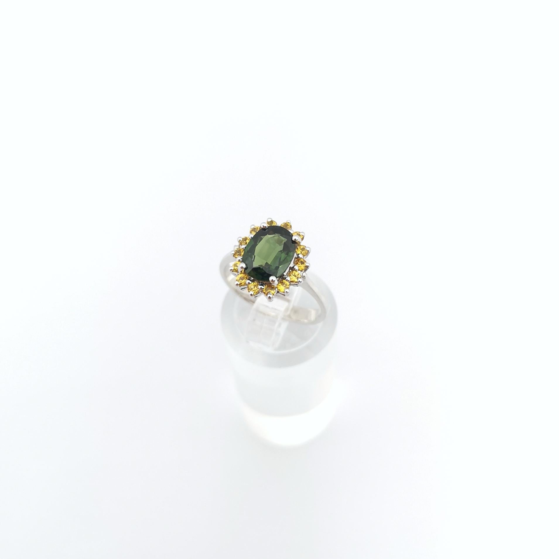 Green Sapphire with Yellow Sapphire Ring set in 14K White Gold Settings For Sale 8