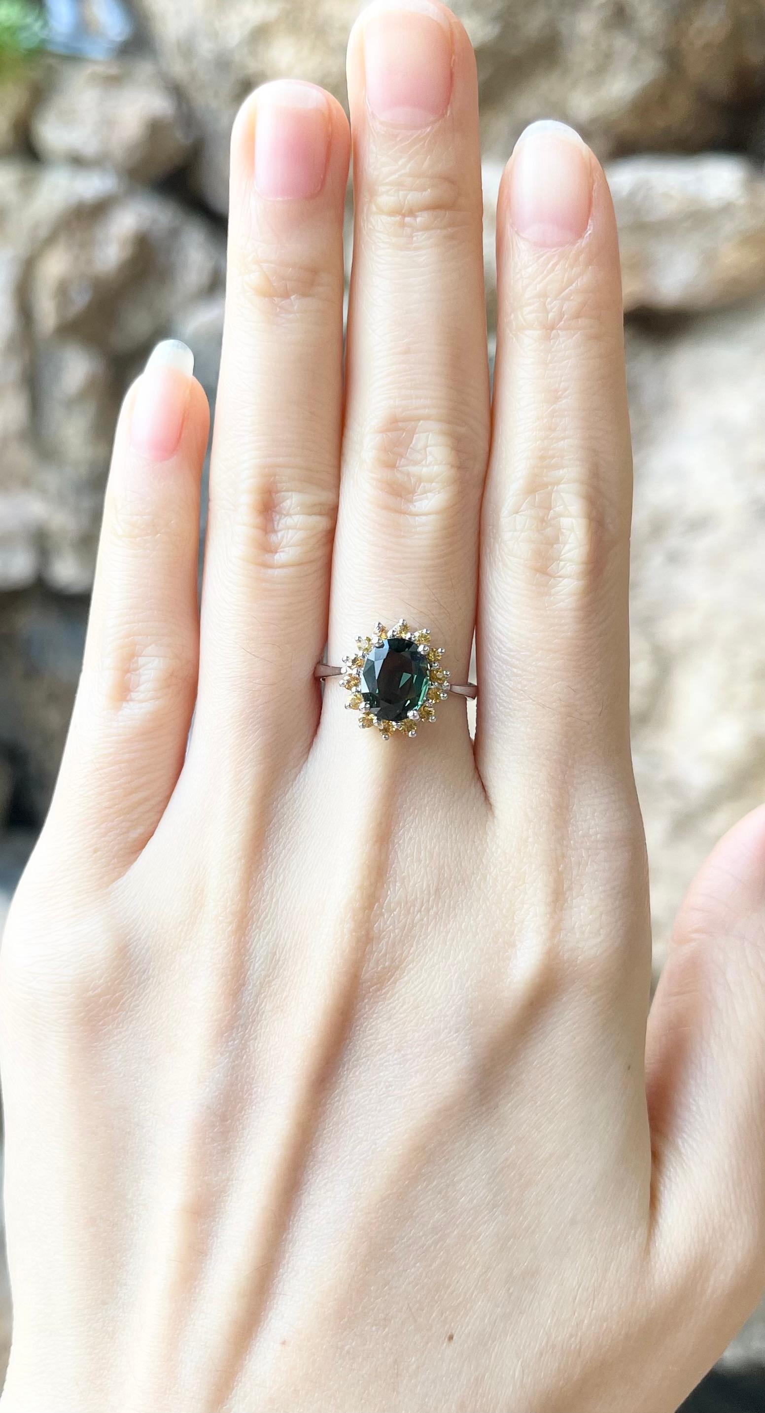 Green Sapphire 2.33 carats with Yellow Sapphire 0.46 carat Ring set in 14K White Gold Settings

Width:  1.2 cm 
Length: 1.4 cm
Ring Size: 53
Total Weight: 4.00 grams

