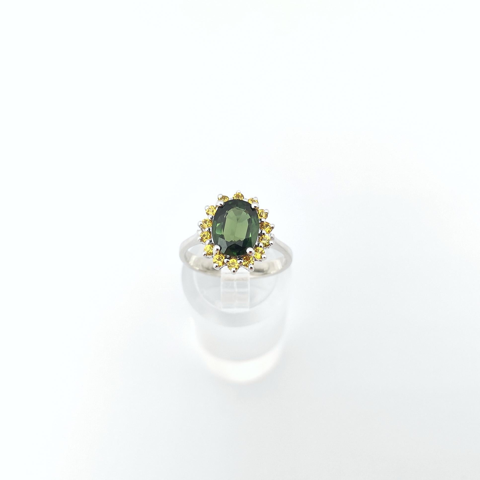 Green Sapphire with Yellow Sapphire Ring set in 14K White Gold Settings For Sale 3