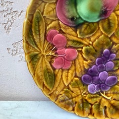 Piatto in maiolica con frutta Sarreguemines, 1930 circa