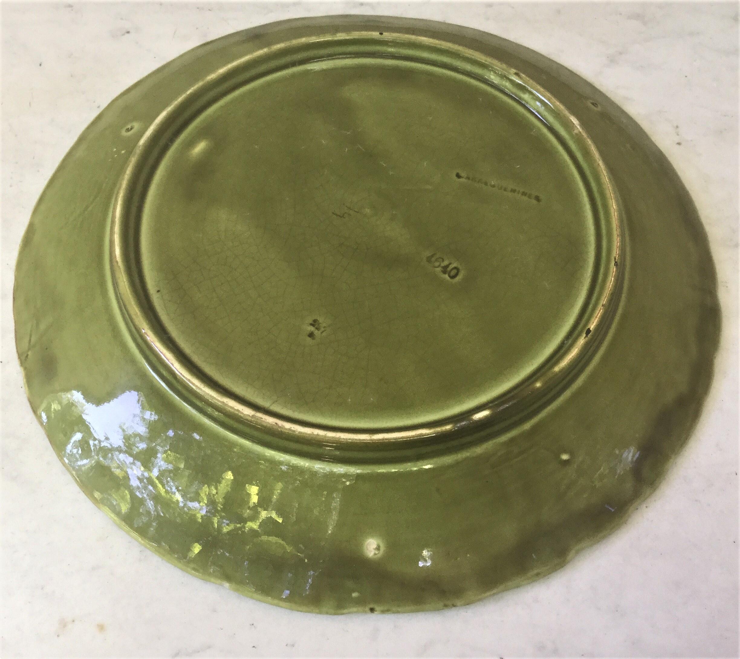 Plato verde de Sarreguemines con grandes flores de mayólica, hacia 1900 en Bueno estado para la venta en Austin, TX
