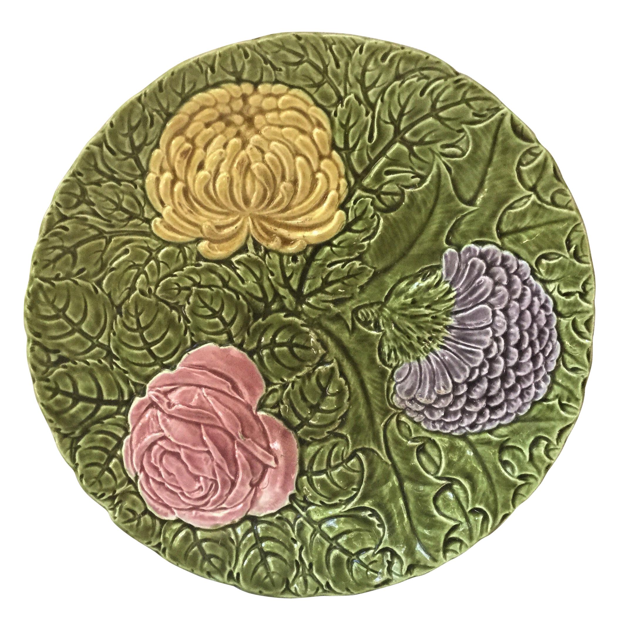 Grüner Sarreguemines-Teller mit großen Majolika-Blumen, um 1900 im Angebot