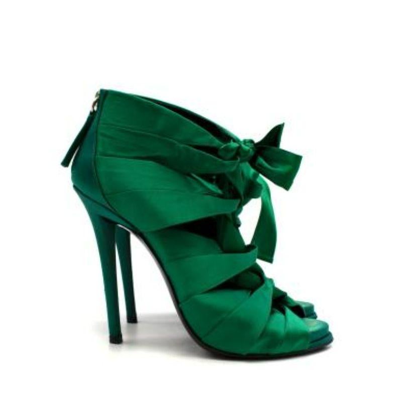 Roger Vivier Green Satin Caged lace-Up Sandals
 
 - Vibrant emerald green satin, lace-up effect heeled booties
 -Zip fastening at the back 
 -Branded insoles 
 
 Material: 
 
 Satin 
 
 9.5 excellent conditions, please refer to images for further