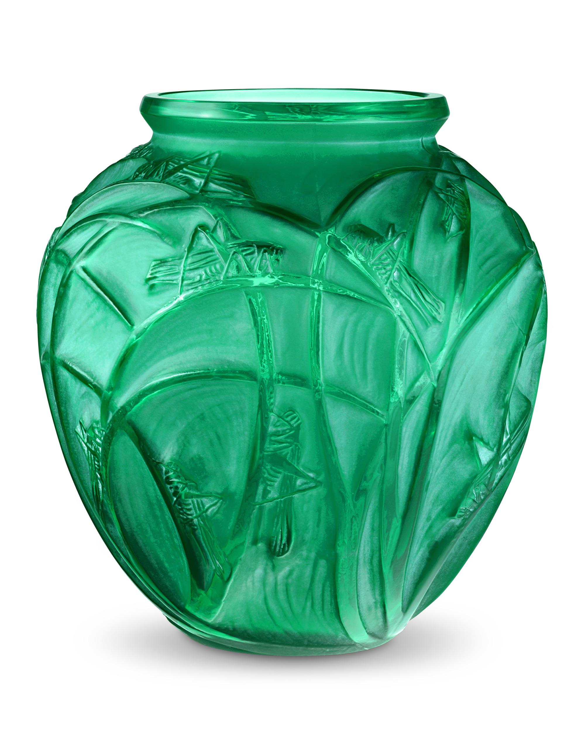 Dessiné par René Lalique en 1912, ce vase au motif de Sauterelles présente des détails de sauterelles fantaisistes reposant sur de longs roseaux ou des brins d'herbe. La Nature met en évidence l'amour du maître pour les formes audacieuses et les