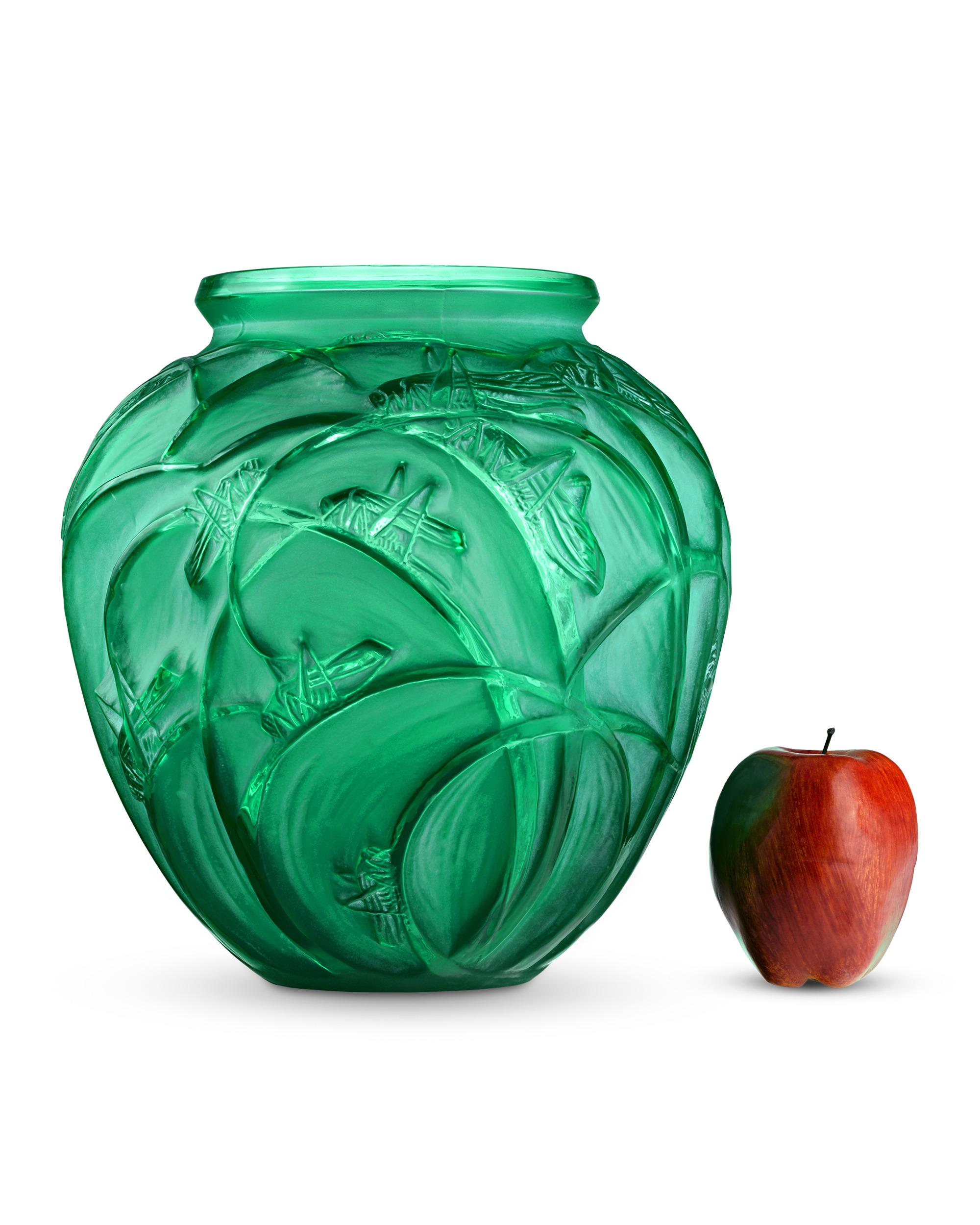 Français Vase à Sauterelles vertes de René Lalique en vente