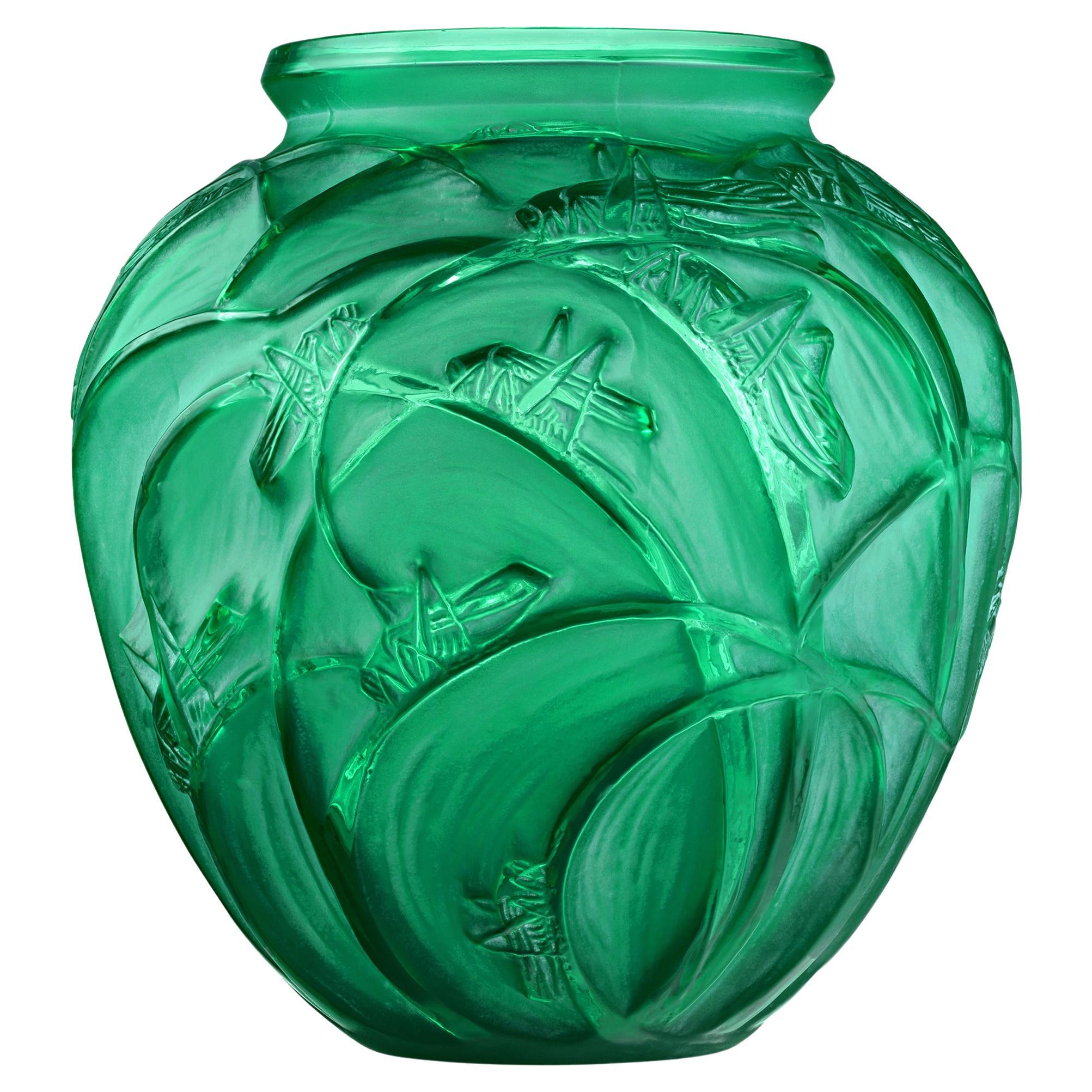 Vase mit grünen Sauterellen von René Lalique im Angebot