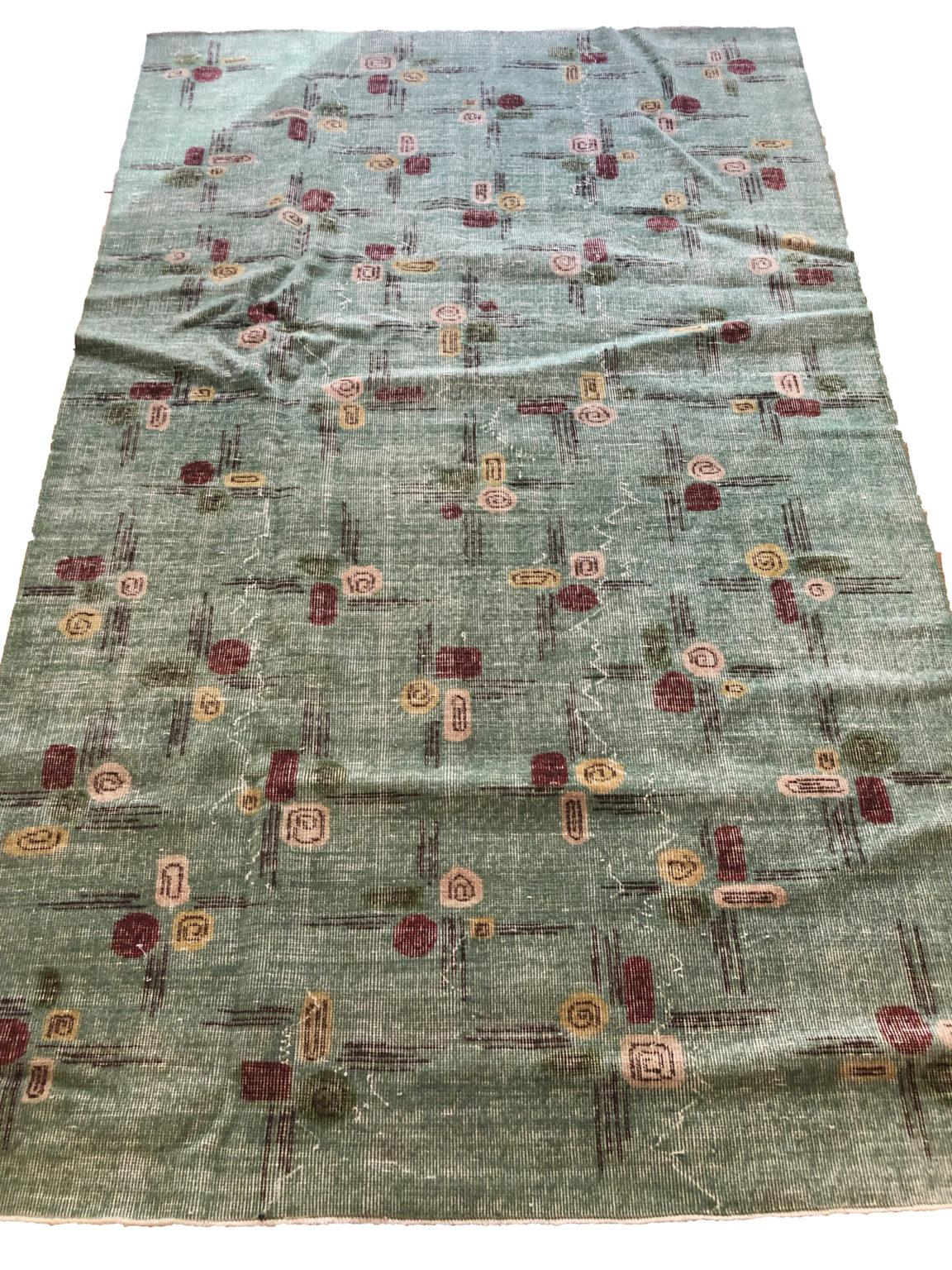 Vintage Turkish made, Scandinavian design, looks like abstracted rose buds. Charming and one of a kind. 100% wool.

7’9″ x 4’10”

16031