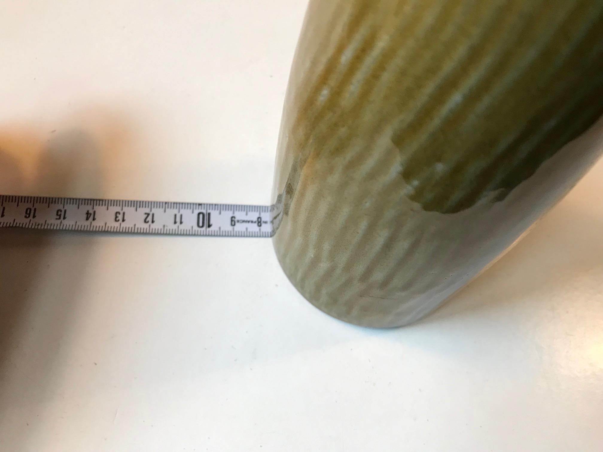 Grès porcellanato Vaso in gres scandinavo smaltato verde di Gunnar Nylund, anni '60 in vendita