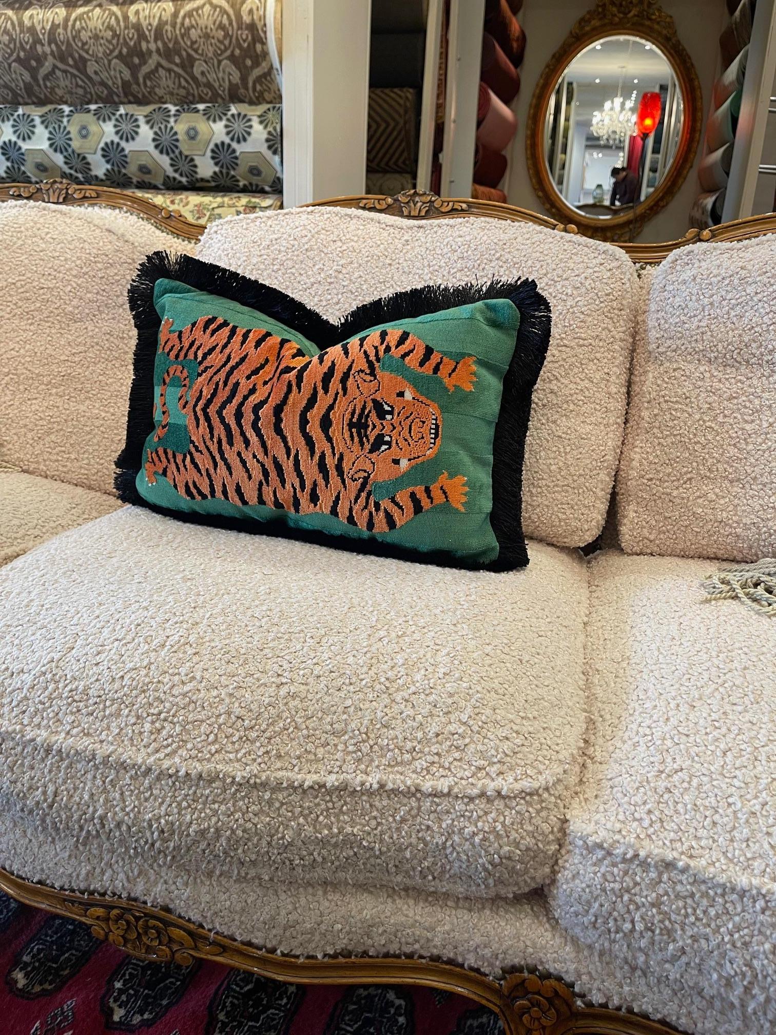 Grünes Schumacher Jokhang Tiger-Kissen in Grün mit schwarzen Fransen im Angebot 4