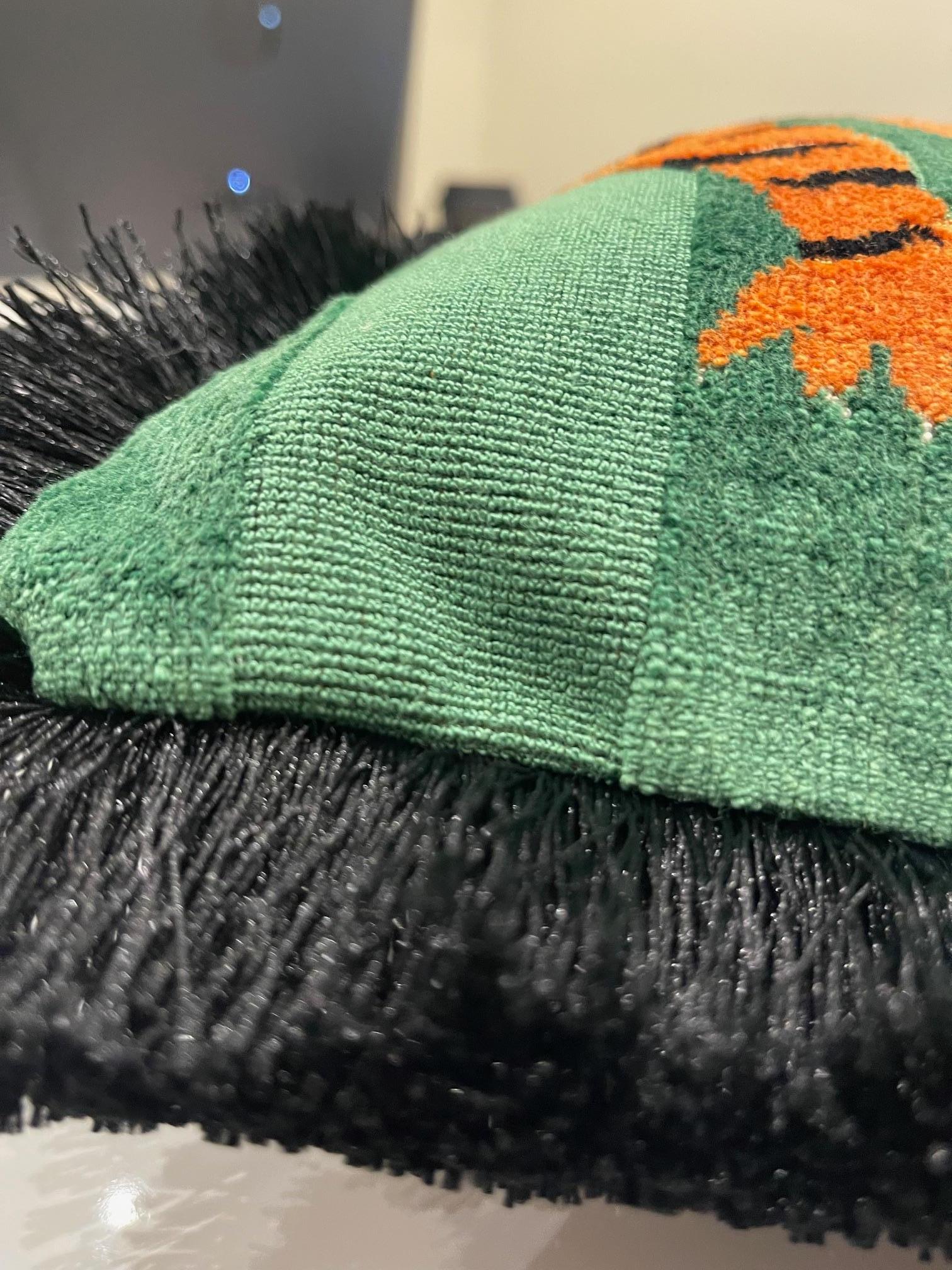 Dieses auffällige Kissen mit dem Jokhang Tiger Velvet von Schumacher in einem leuchtenden, hellen Grünton wertet Ihren Raum auf. Das ikonische tibetische Tigermotiv wurde von Johnson Hartig entworfen und verleiht jedem Raum einen kühnen Charakter