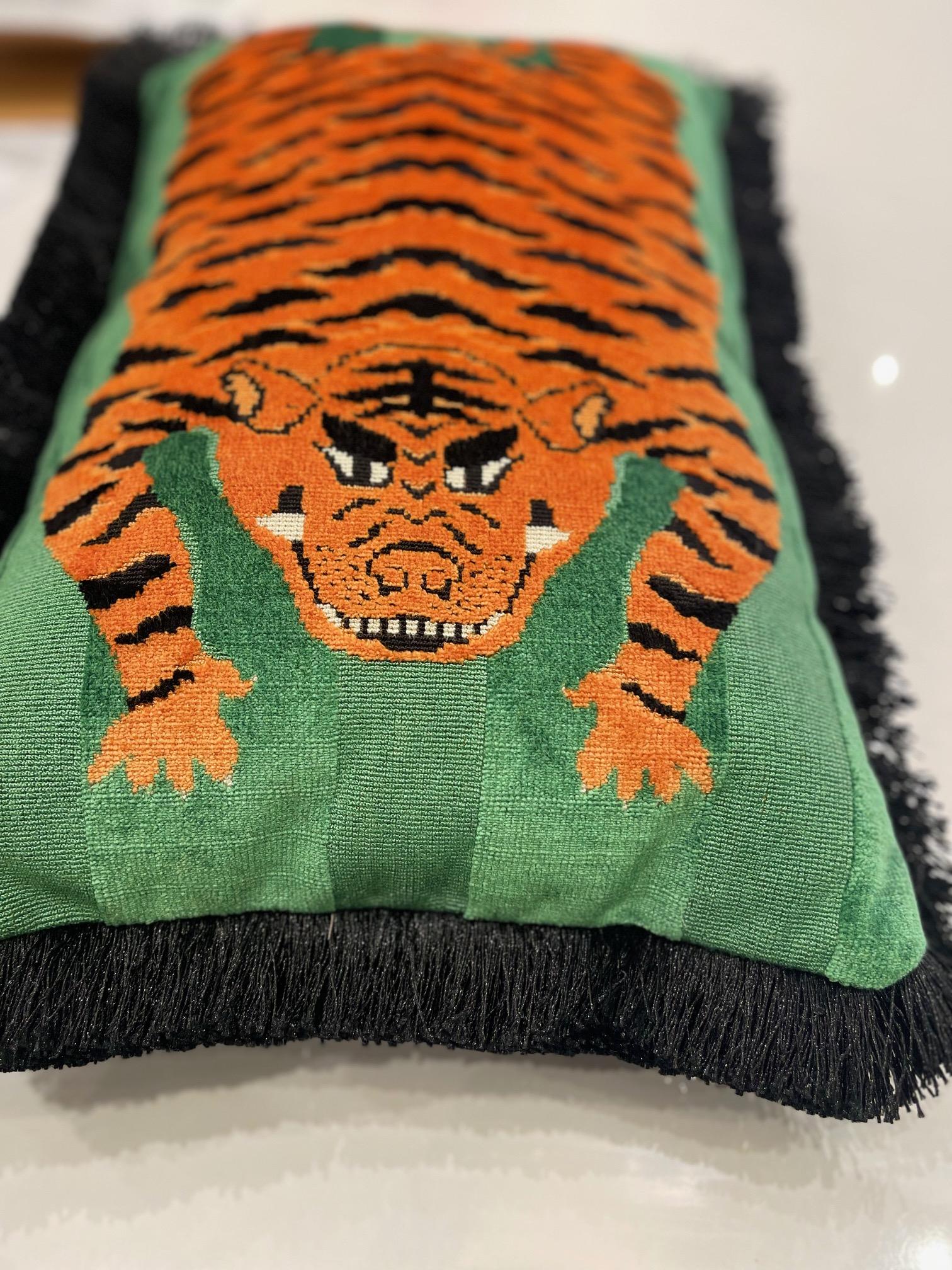 Grünes Schumacher Jokhang Tiger-Kissen in Grün mit schwarzen Fransen (amerikanisch) im Angebot
