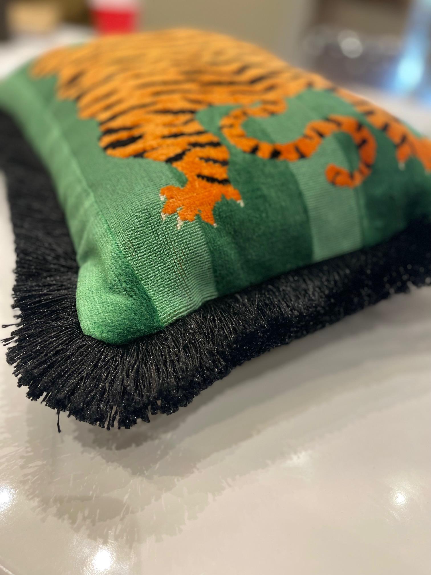 Grünes Schumacher Jokhang Tiger-Kissen in Grün mit schwarzen Fransen im Zustand „Neu“ im Angebot in Saint Louis, US