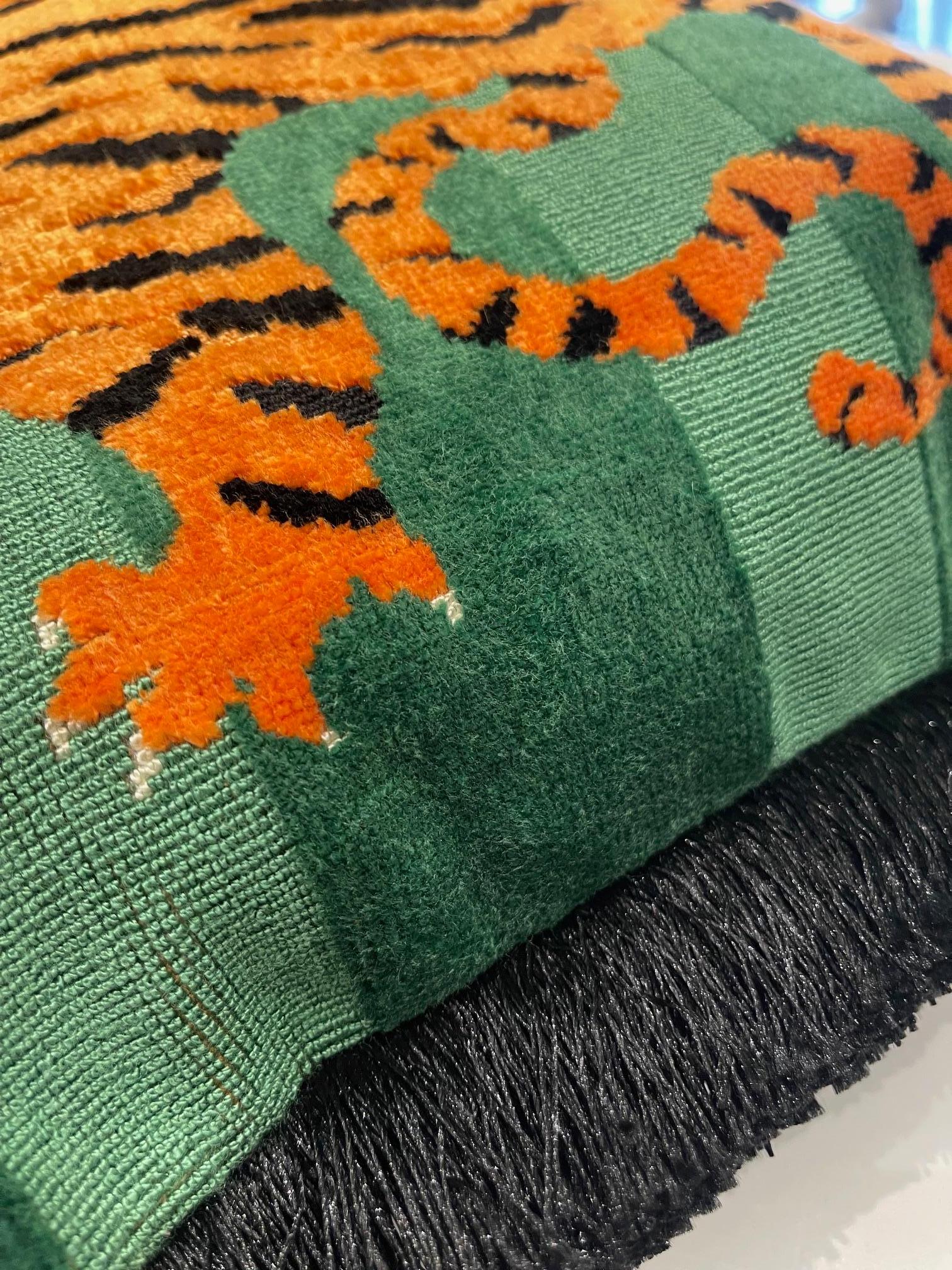 Grünes Schumacher Jokhang Tiger-Kissen in Grün mit schwarzen Fransen (21. Jahrhundert und zeitgenössisch) im Angebot