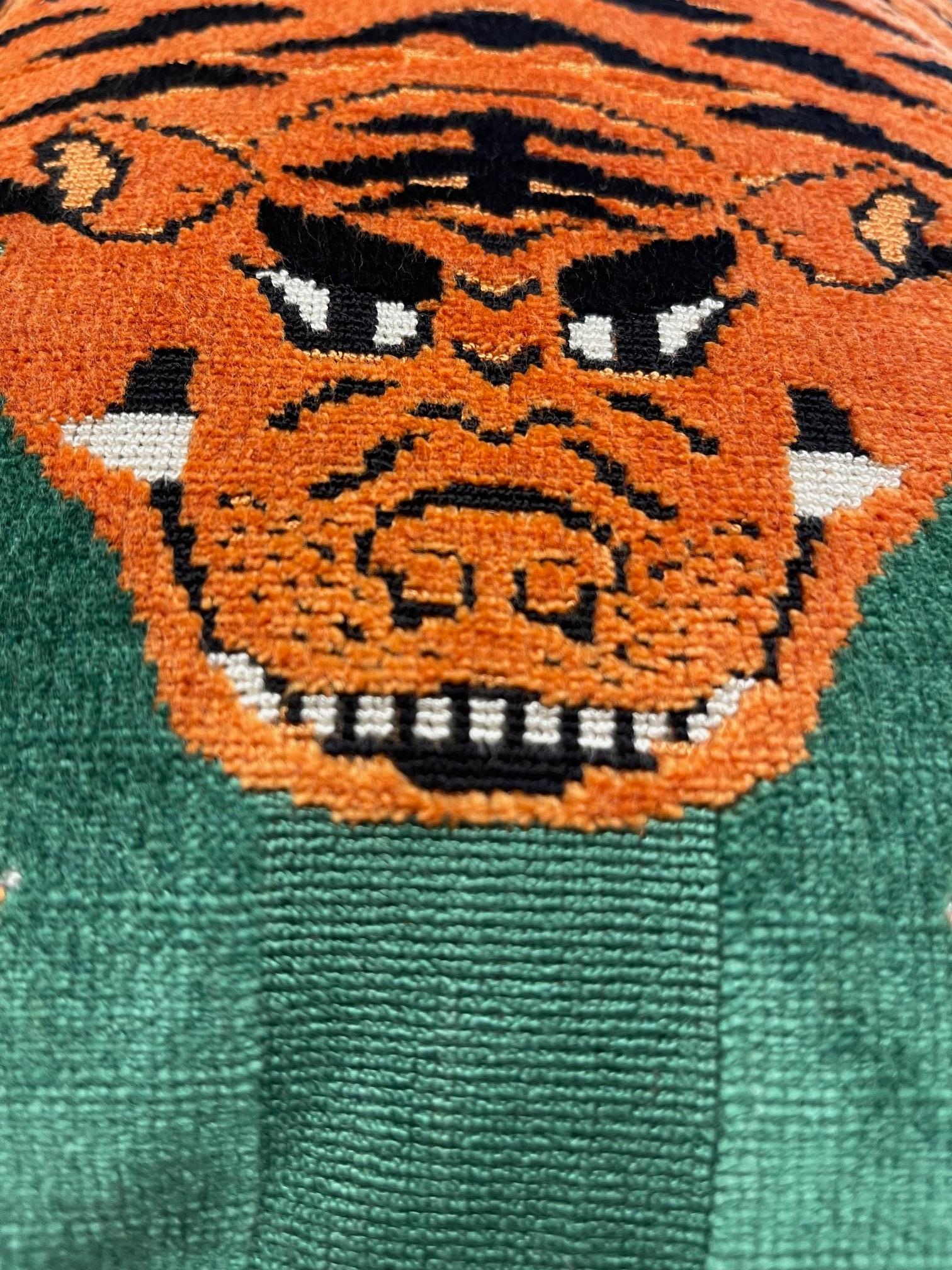 Grünes Schumacher Jokhang Tiger-Kissen in Grün mit schwarzen Fransen im Angebot 1